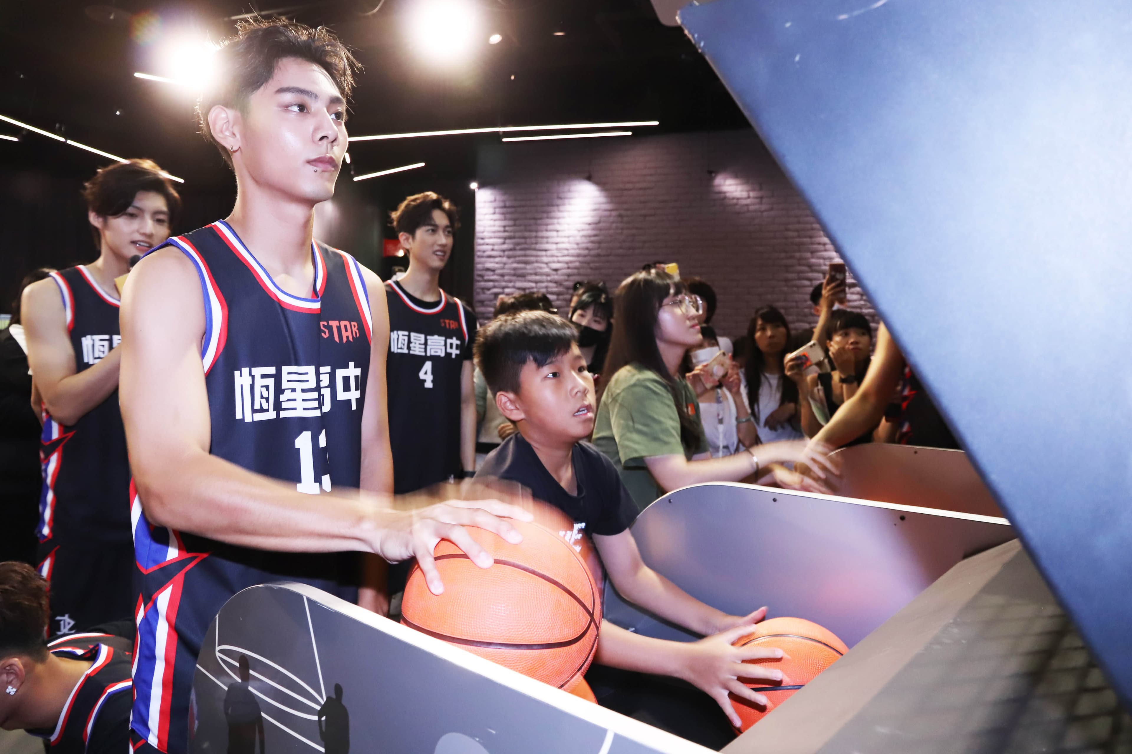 《違反校規的跳投》各務孝太和小粉絲組隊參與投籃球機比賽。（七十六号原子提供）