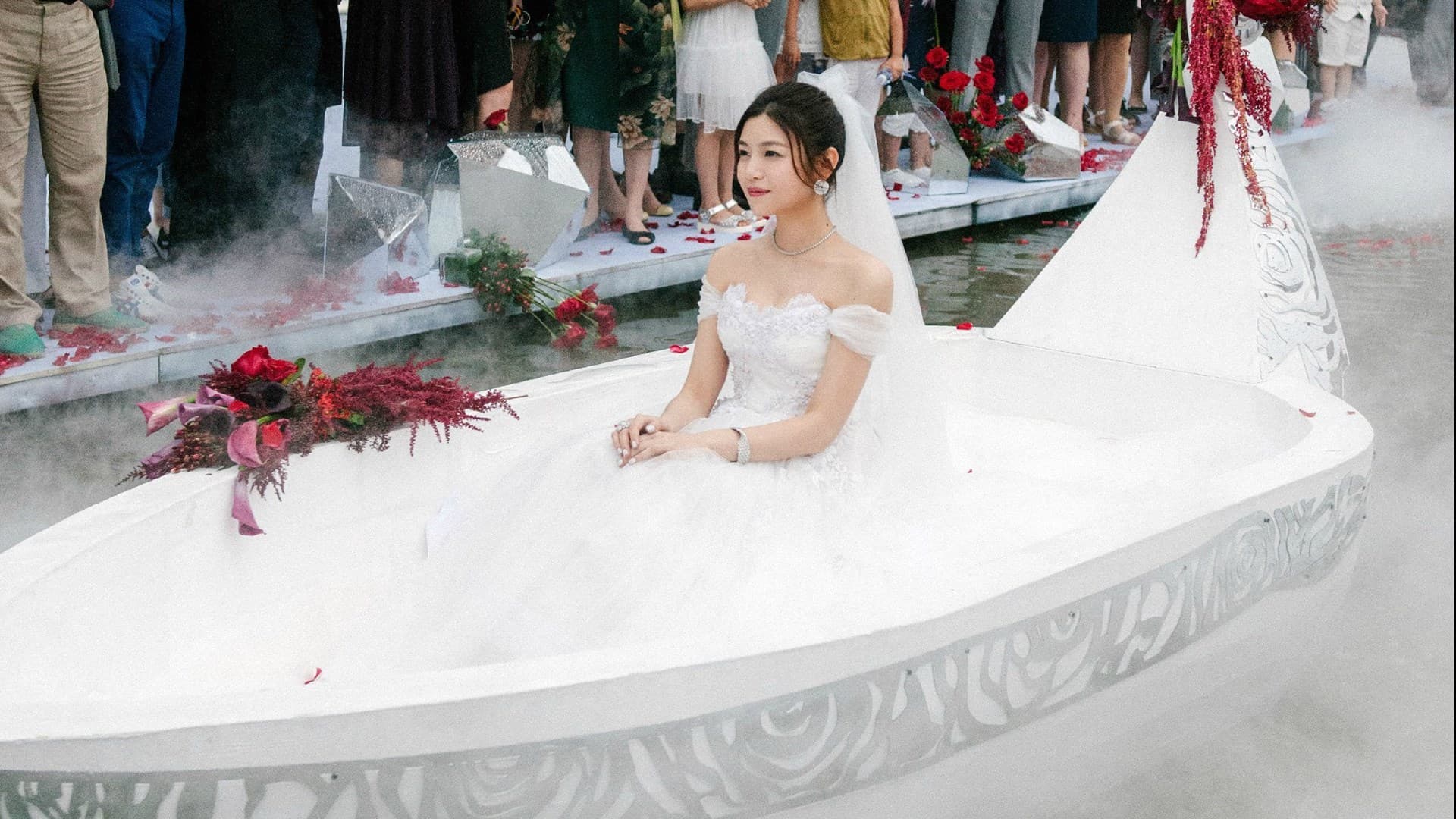 陳妍希的婚禮進場，被譏笑是生魚片冷盤。（翻攝微博）