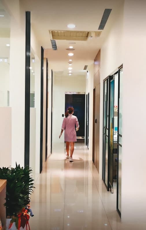 新北市知名牙醫診所遭牙醫裝針孔偷拍，診所女助理人人自危。（翻攝診所臉書，圖中女子非當事人，並經變裝處理）