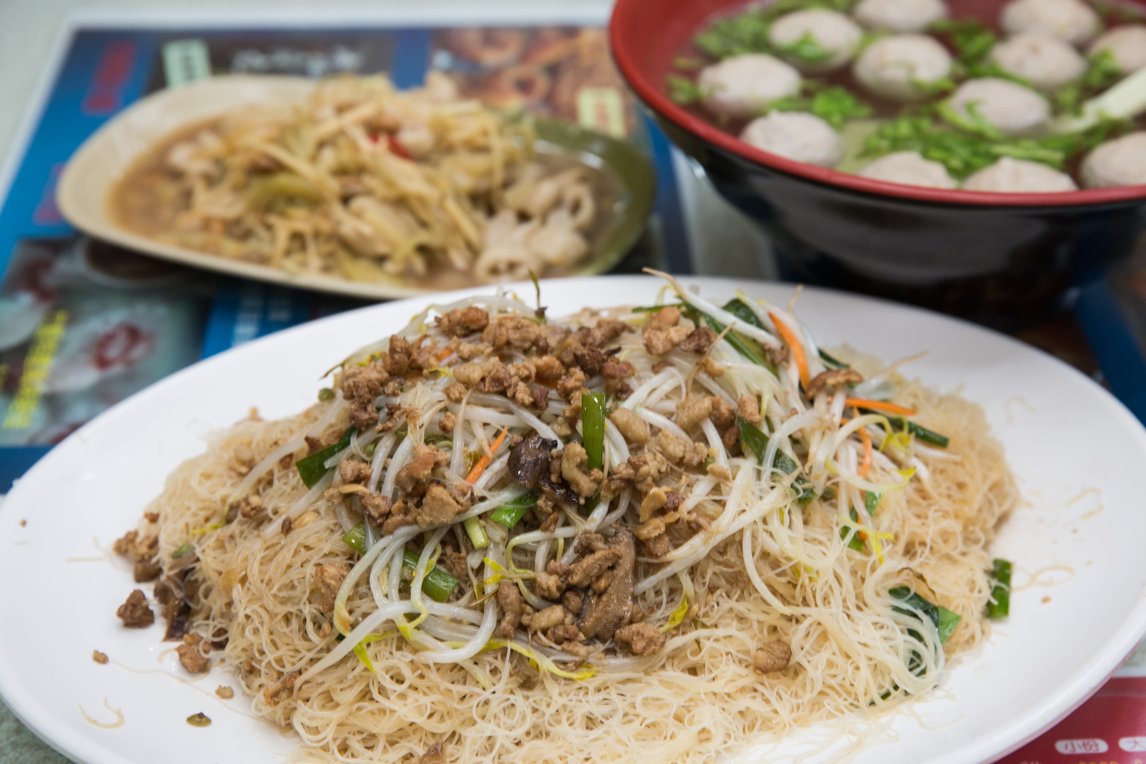 大拇指現炒小吃的炒米粉料多實在，可依用餐人數調整份量。（50元／份）
