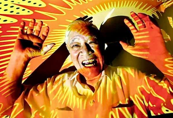 李登輝擔任藝術模特兒，在鏡頭前擺出各式各樣不同的姿勢，顛覆以往的形象。（翻攝自臉書「可愛又迷人的反派角色」，攝影師：佐藤公紀）