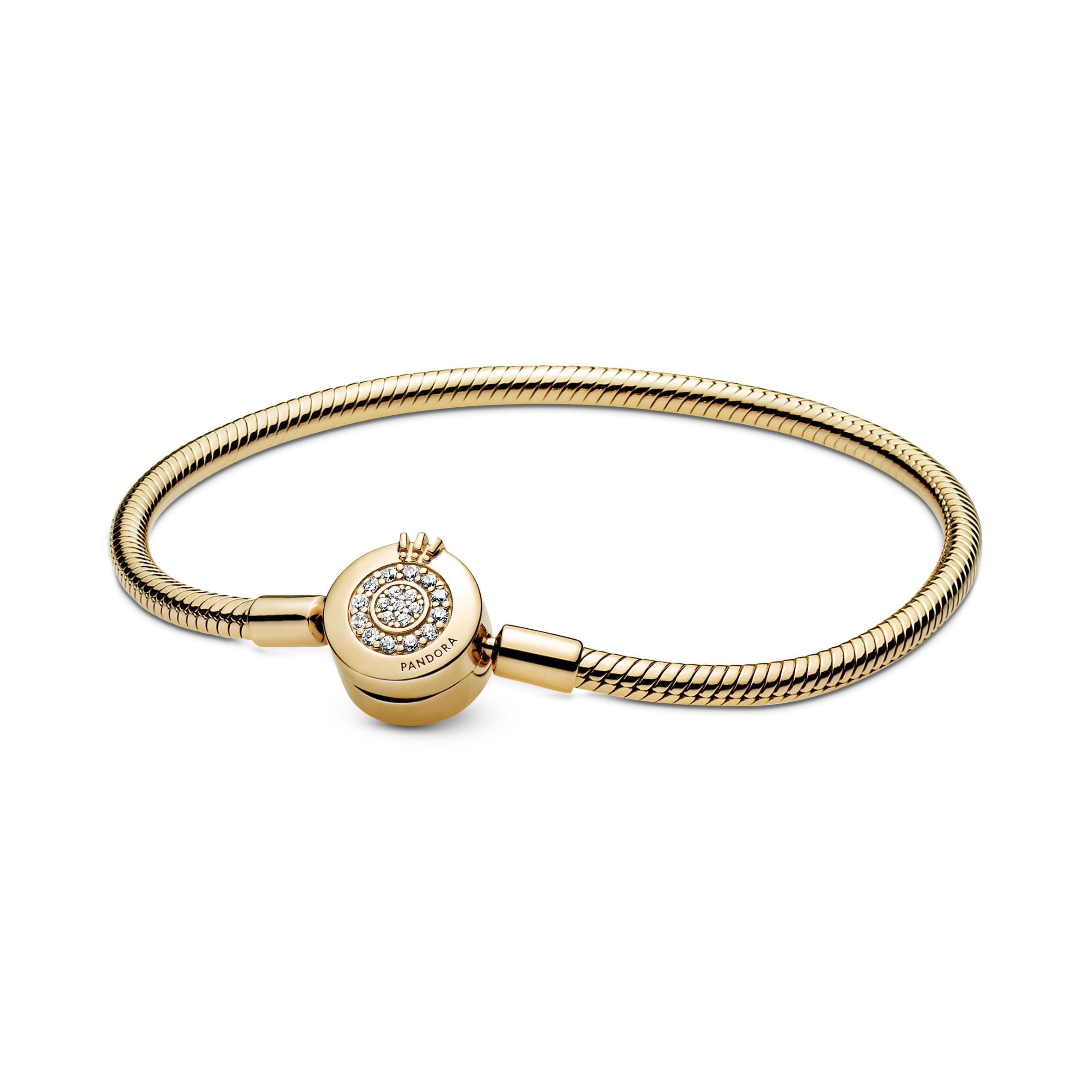 PANDORA Shine Signature皇冠O飾釦手鍊。NT$8,180。（PANDORA提供）