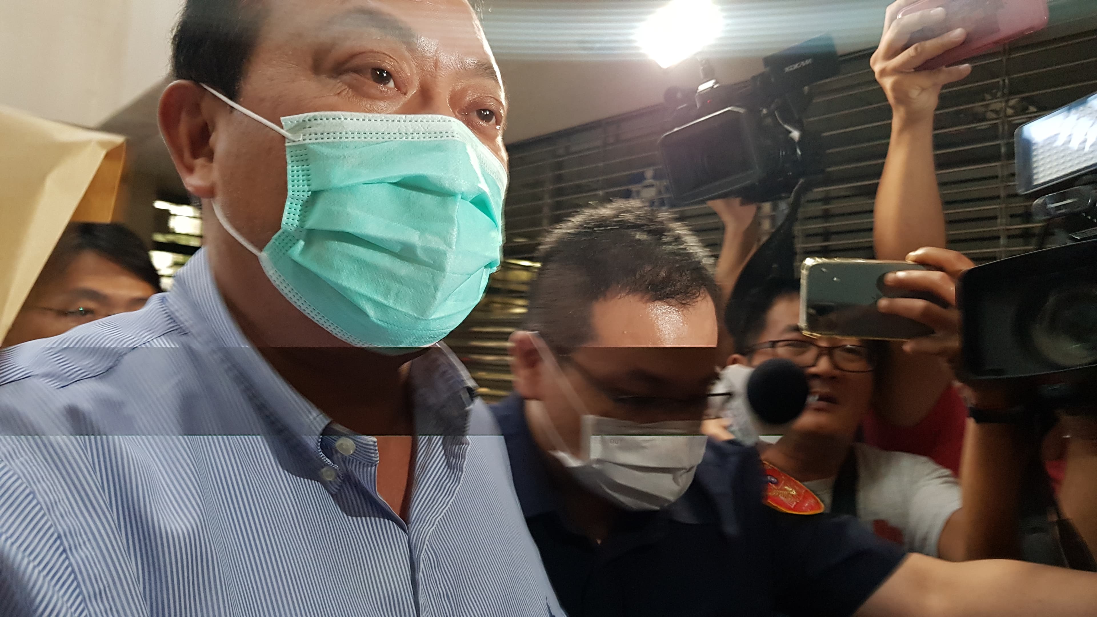 立委蘇震清分別捲入SOGO經營權爭奪戰及陽明山土墓地開發弊案。