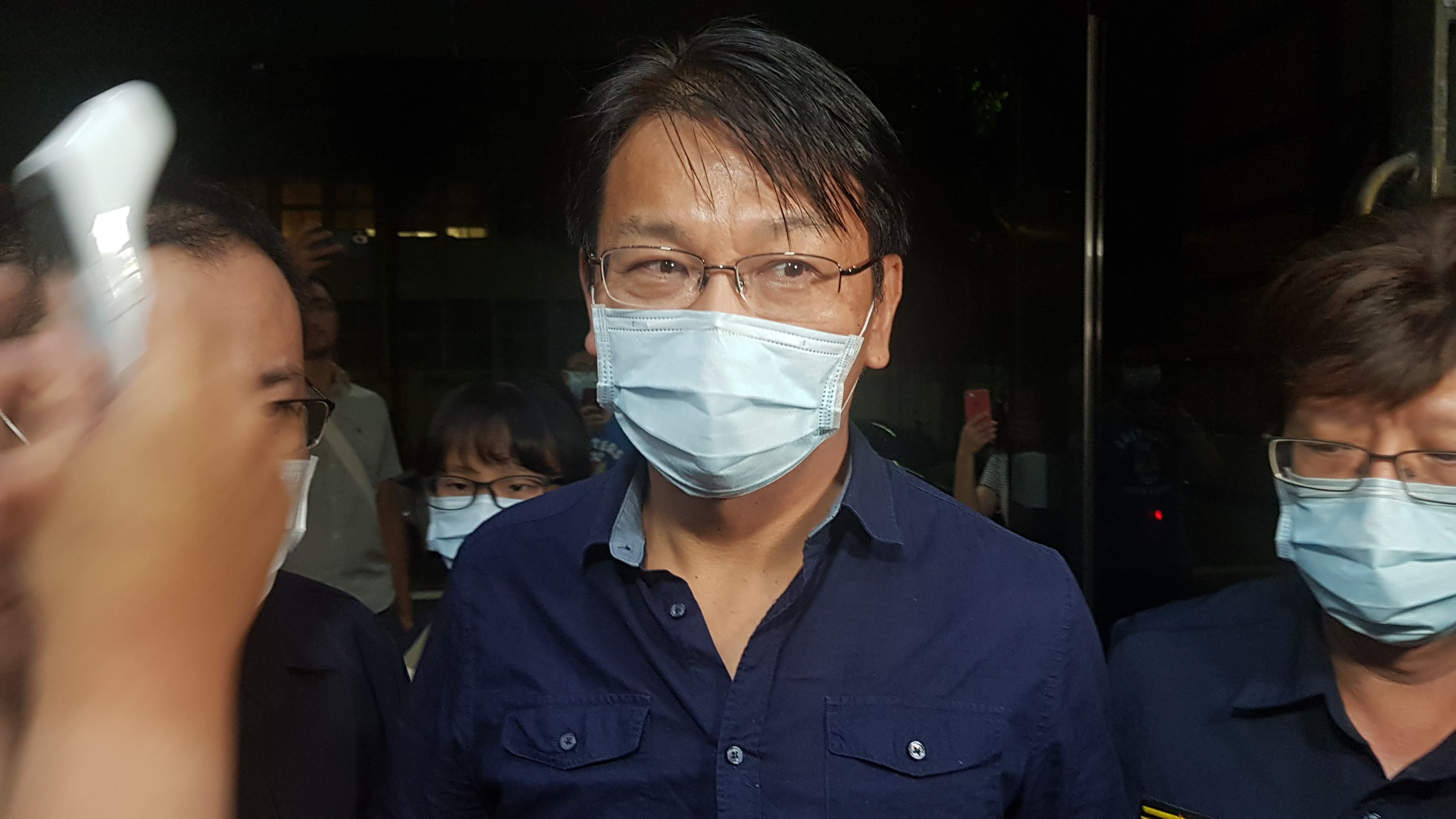 今晨4點30分左右，徐永明被調查官送帶往北檢複訊。