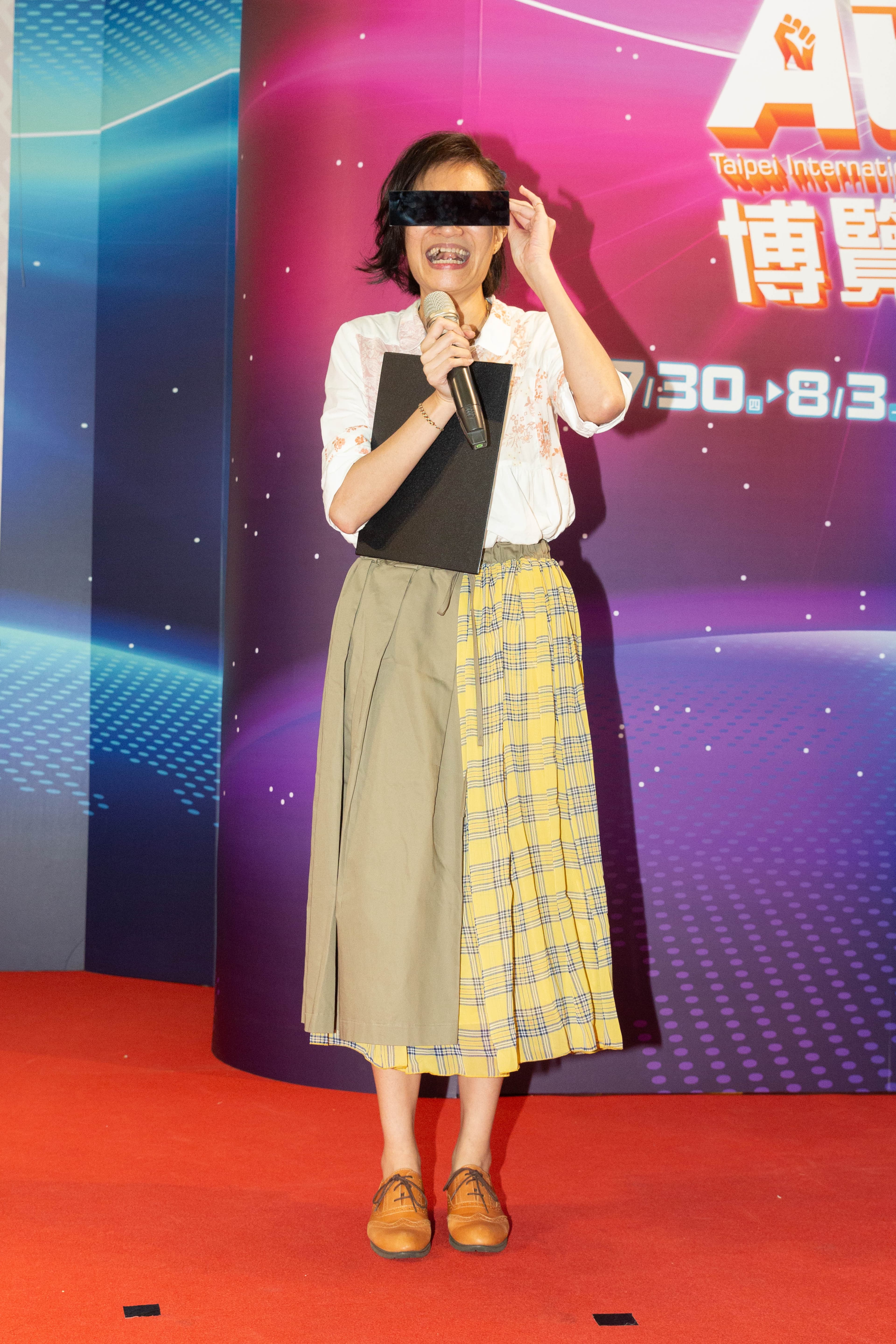 飾演炭治郎的錢欣郁，擁有逾20年的中文配音經歷。害羞的她還自製馬賽克眼鏡。