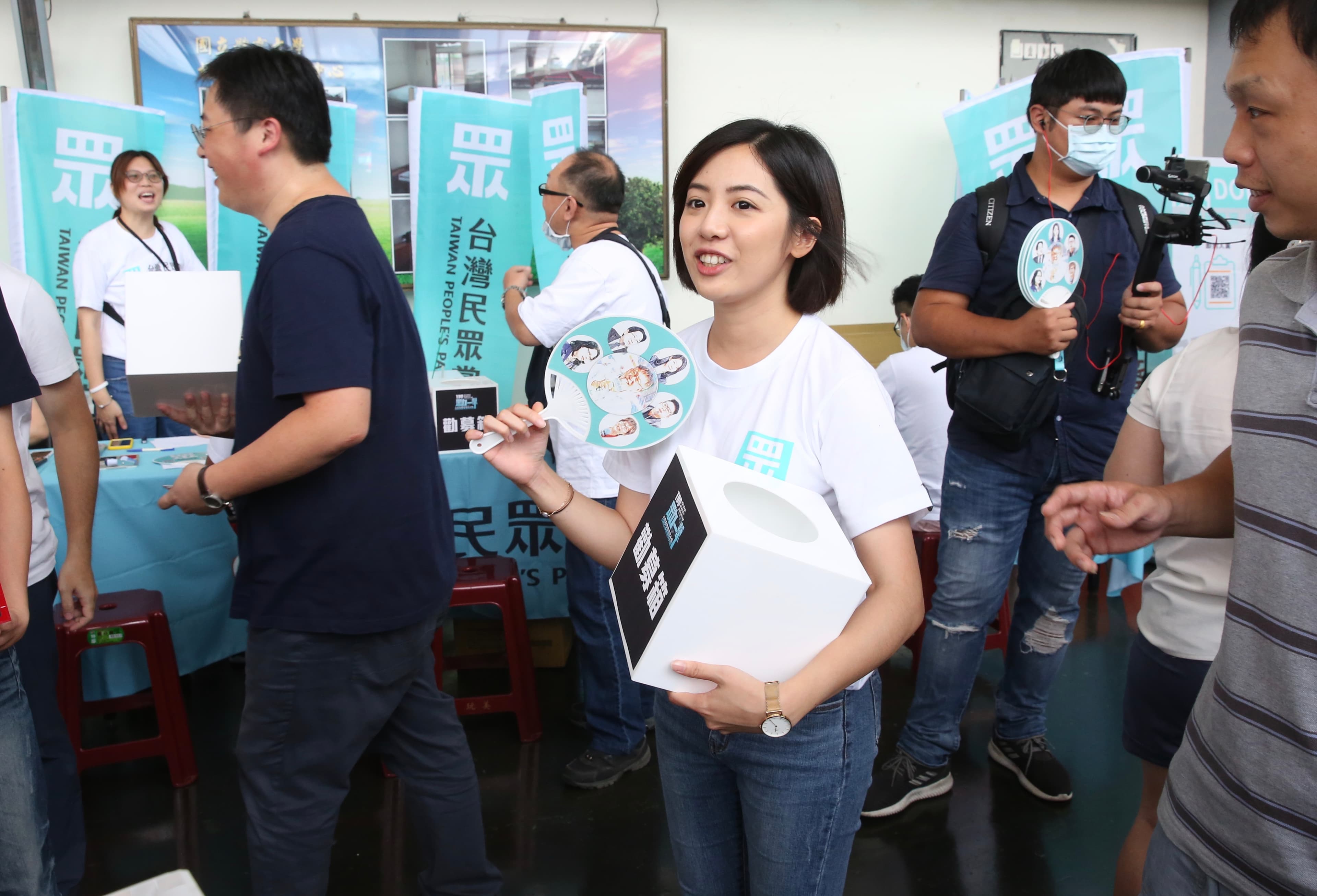 民眾黨黨員大會今天下午在桃園龜山的國立體育大學綜合體育館登場，黨員「學姐」黃瀞瑩也穿梭現場。