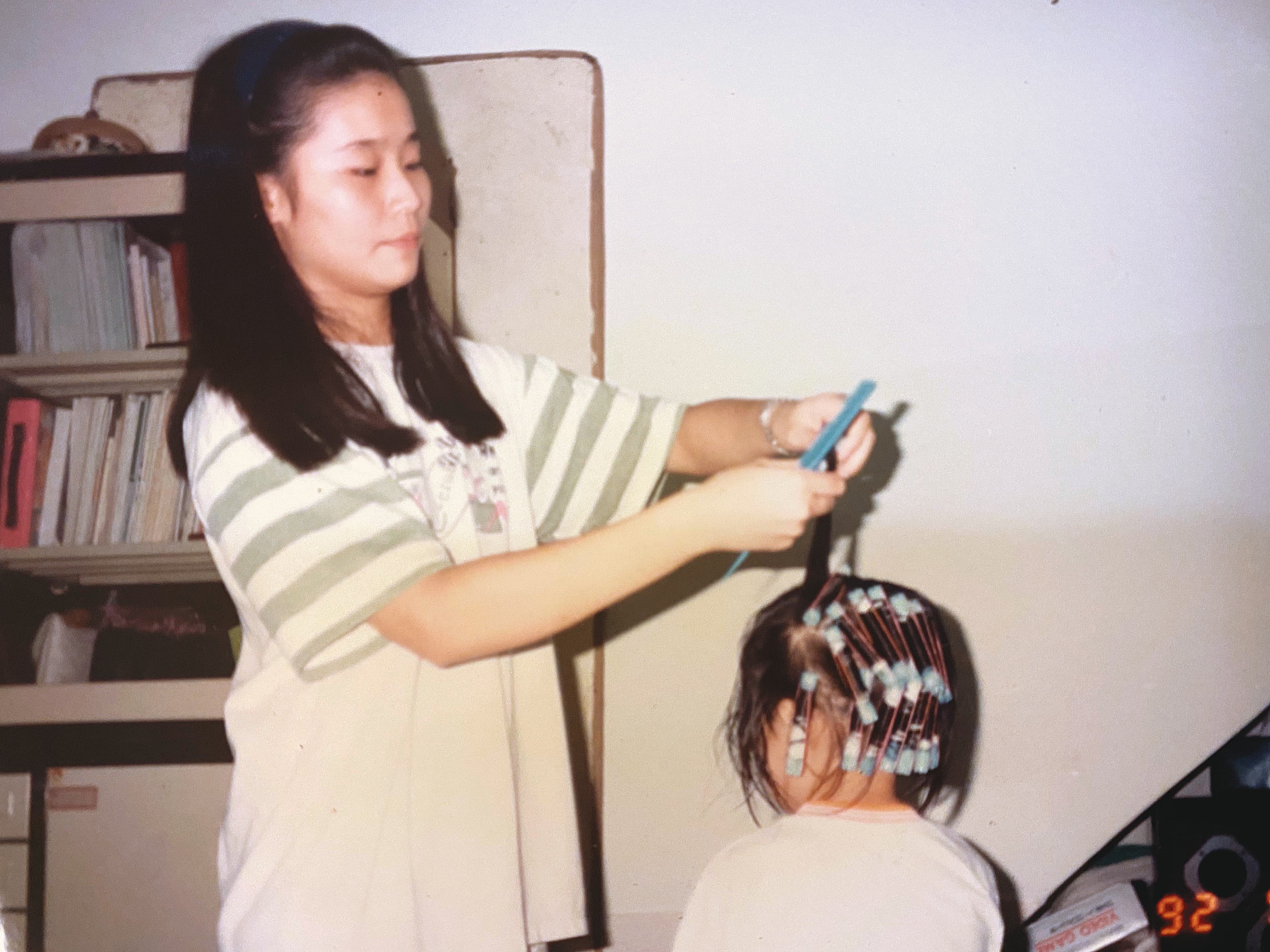 簡淑玲讀高中美容科時便受到老師注意。（簡淑玲提供）