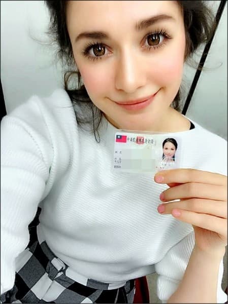 瑞莎在2013年待滿台灣5年時就向烏克蘭政府申請放棄國籍，歷經6年努力才成功。（翻攝自瑞莎臉書）