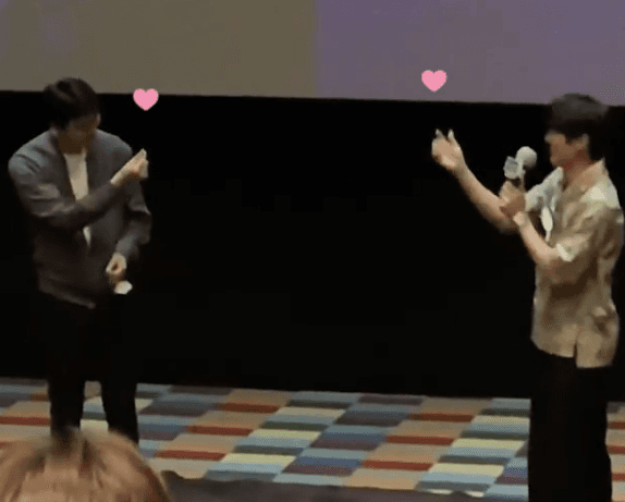 柳演錫（右）和鄭雨盛在跑映後活動時互相賣萌放送愛心。（翻攝lotteent.movie Instagram）