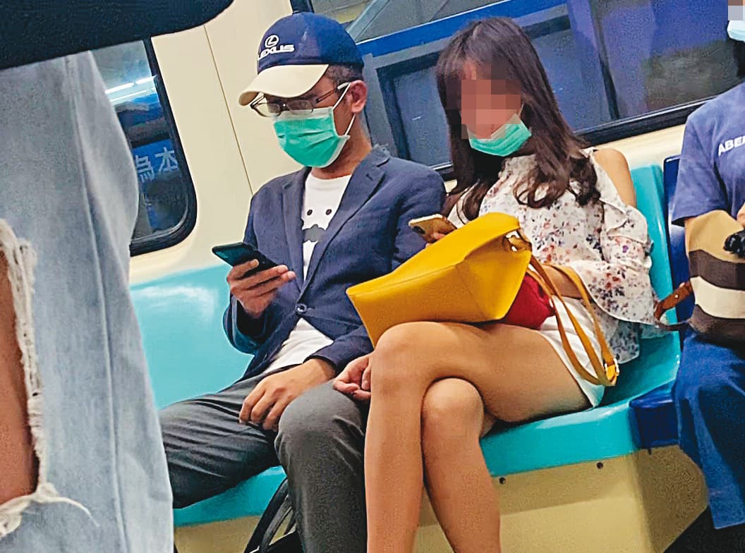 07/17 19:36丁允恭（左）與Ｃ女（右）在捷運內並肩而坐，Ｃ女不時觸碰丁的大腿。