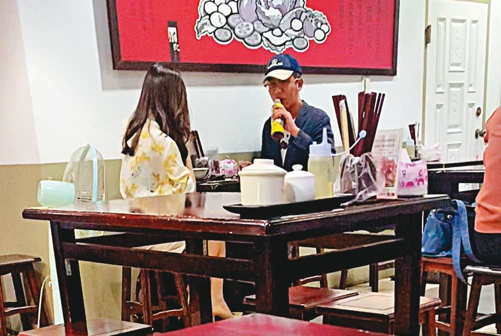 07/21 18:30丁允恭（右）與C女（左）在西門站附近的麵店吃晚餐，2人同喝1瓶飲料。
