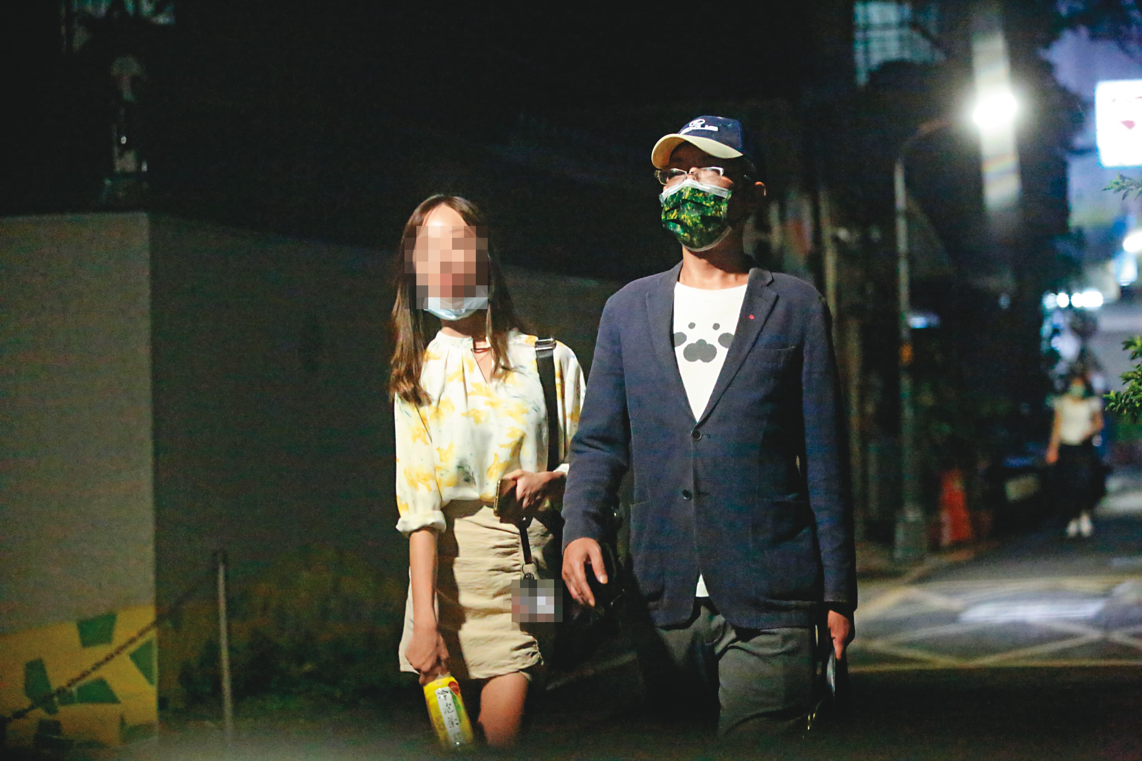07/21 19:03丁允恭（右）與C女（左）在外碰面時，總是戴著帽子及口罩。