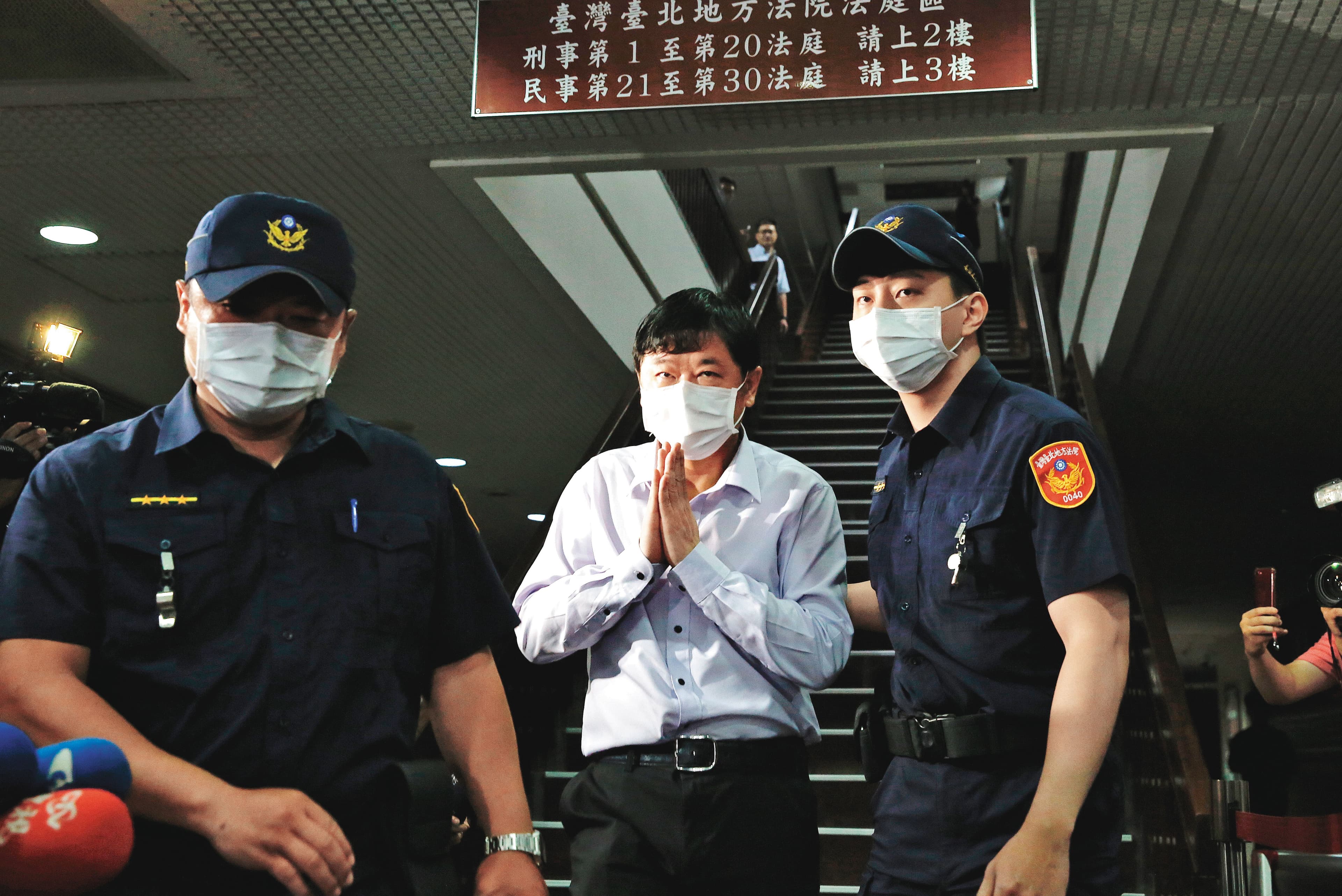 立委趙正宇（中）涉介入陽明山土地開發案，被控收下殯葬業者950萬元賄款，法官裁定以100萬元交保，北檢不服已提抗告。