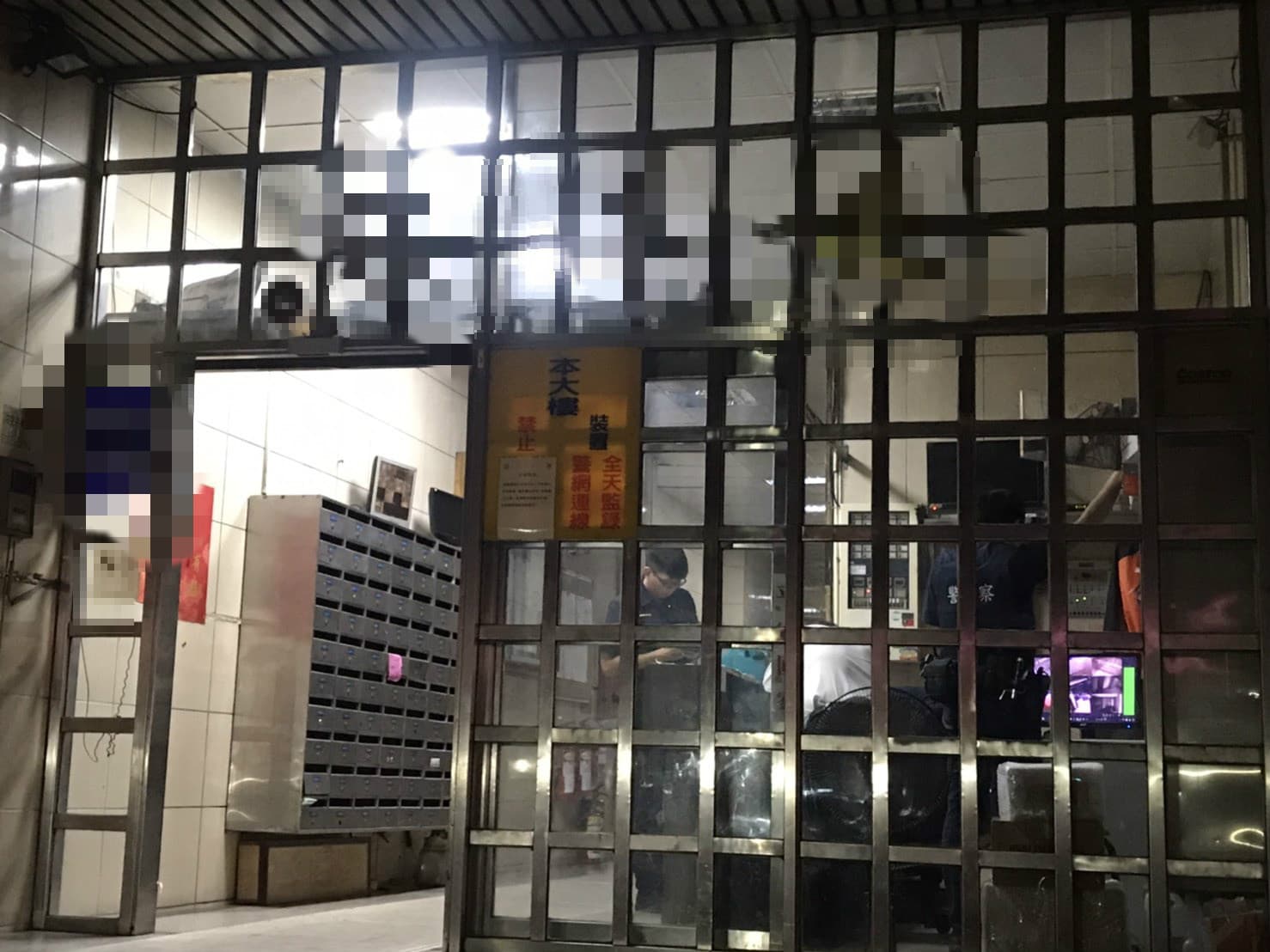 警察在羅霈穎住處大樓進行蒐證。（讀者提供）