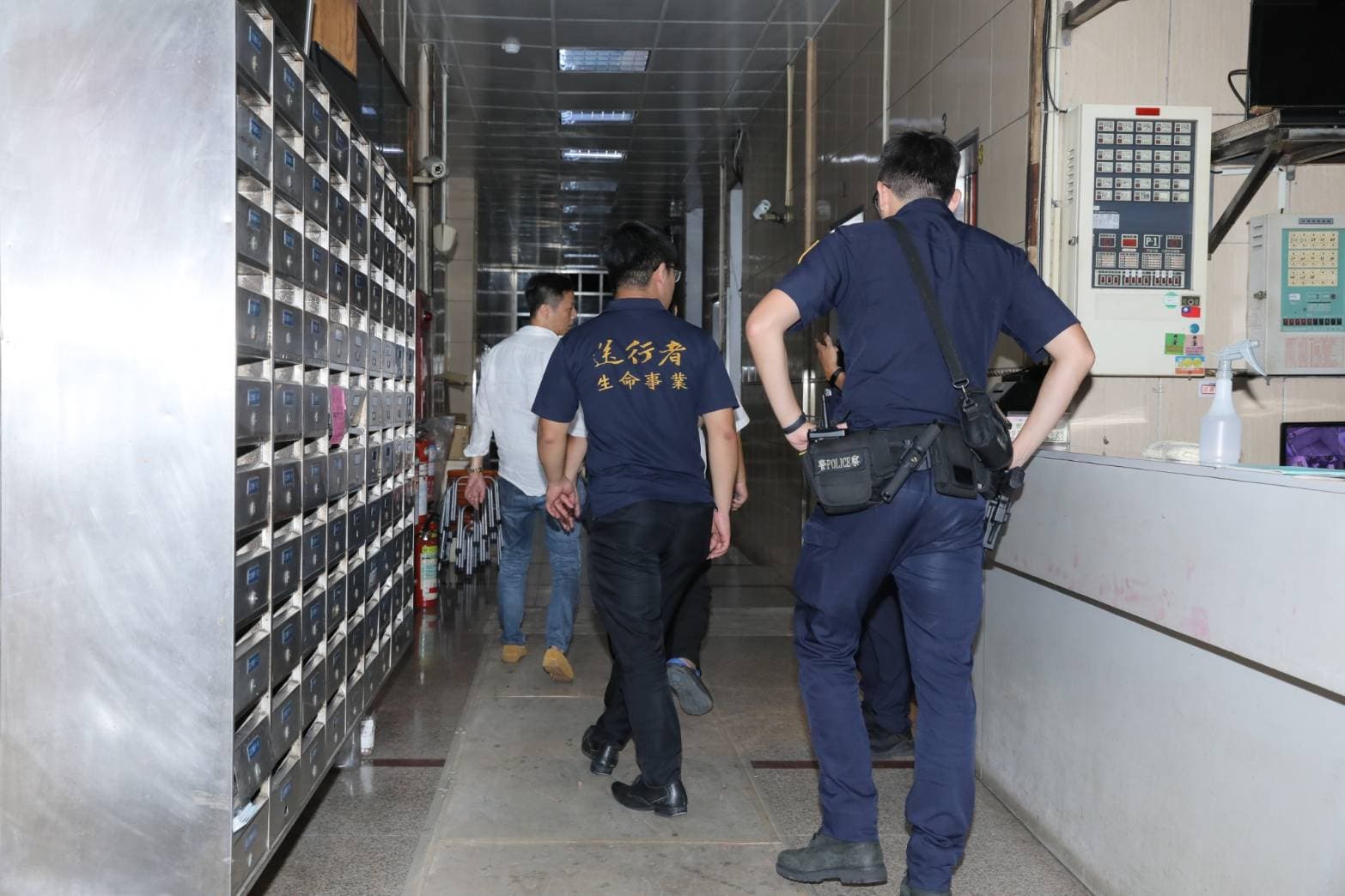 目前殯葬業者已到現場，正等羅霈穎的遺體完成初步勘驗後移至第二殯儀館。