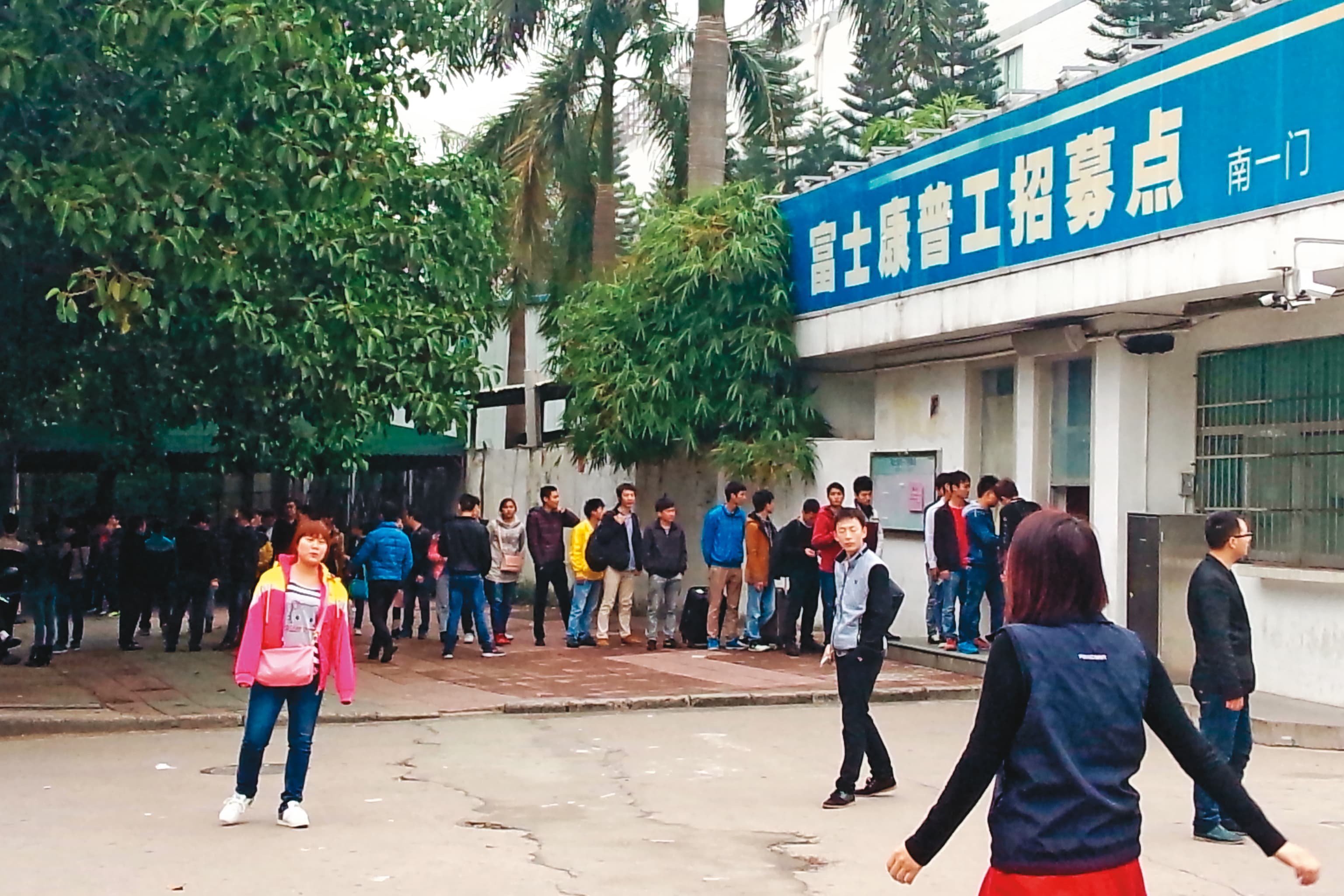 鴻海旗下的富士康在中國生產基地最高曾達百萬名員工，隨著中國官方擴大補助與蘋果扶植紅色供應鏈，龐大廠區投資要何去何從，備受關注。（東方IC）