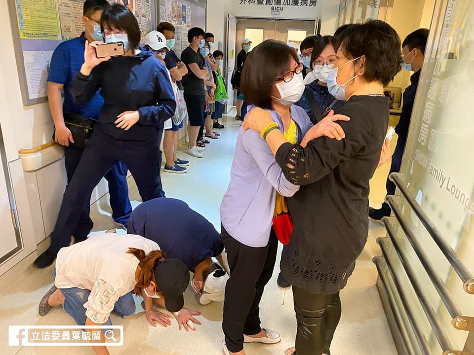 立委葉毓蘭3日赴醫院探視楊警家屬，肇事少年與母親在外磕頭求道歉。（翻攝自葉毓蘭臉書）