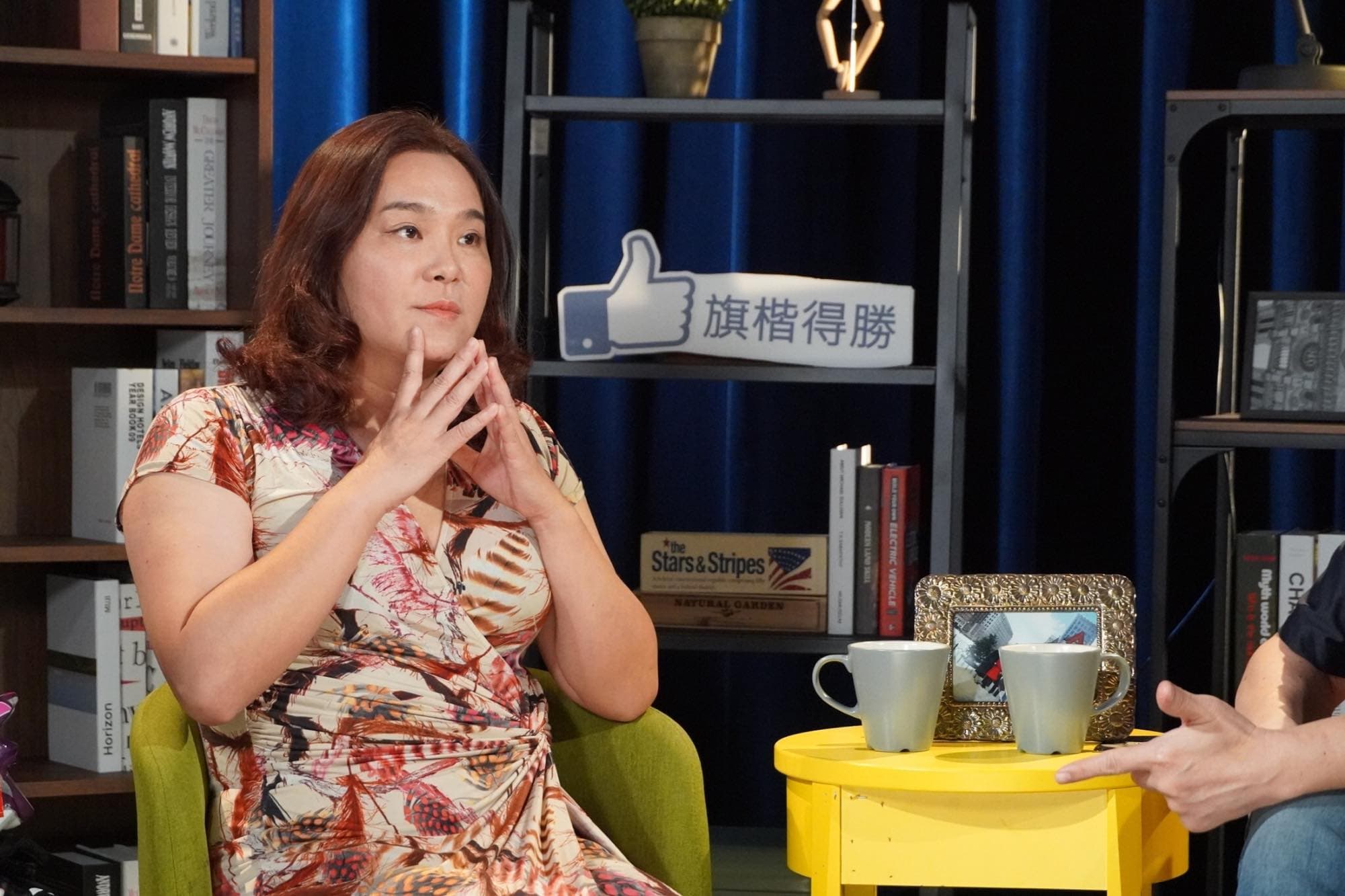 陳玉珍接受網路節目專訪時，特地換上低胸洋裝、腳踩10公分高跟鞋，散發滿滿女人味。（陳玉珍辦公室提供）