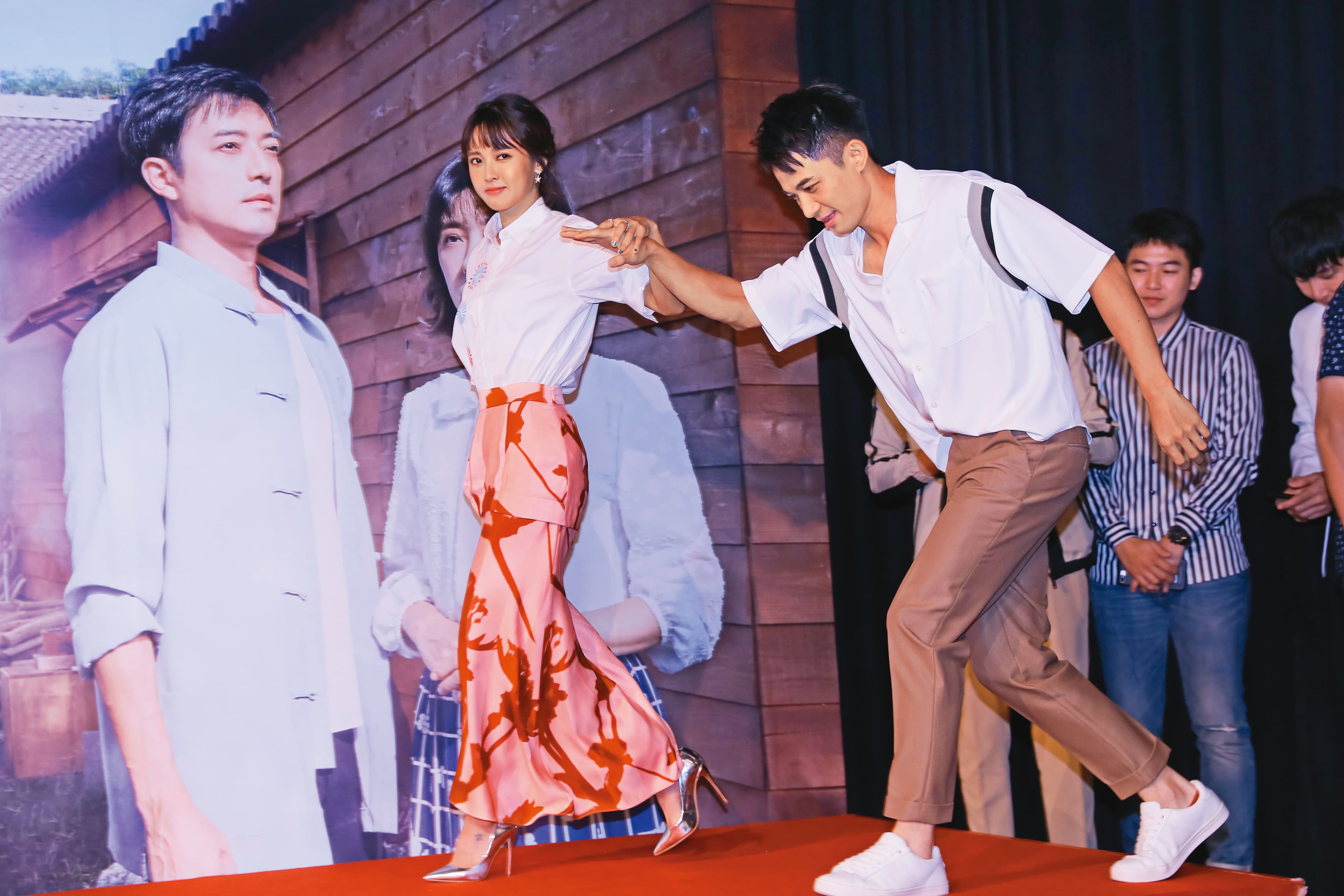 《荀子・君子篇》寫道：「長幼有序，則事業捷成而有所休。」本刊教忠教孝，讚許曾子益（右）扶手恭請大元（左）出場。