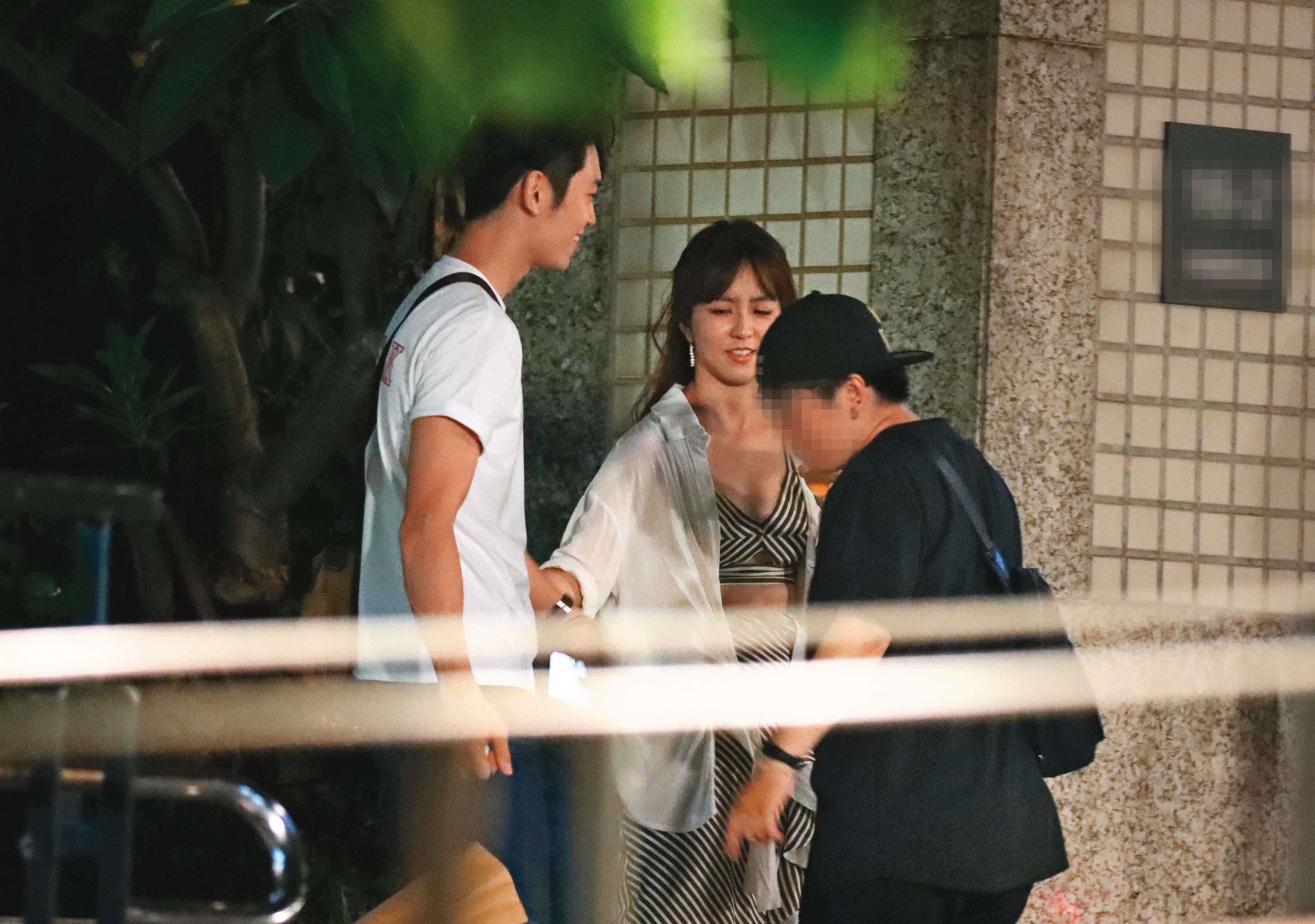 6／27　01：23　周曉涵（中）身邊出現護花使者，據查該男是名大馬男星，名叫蘇熙喆（左）。