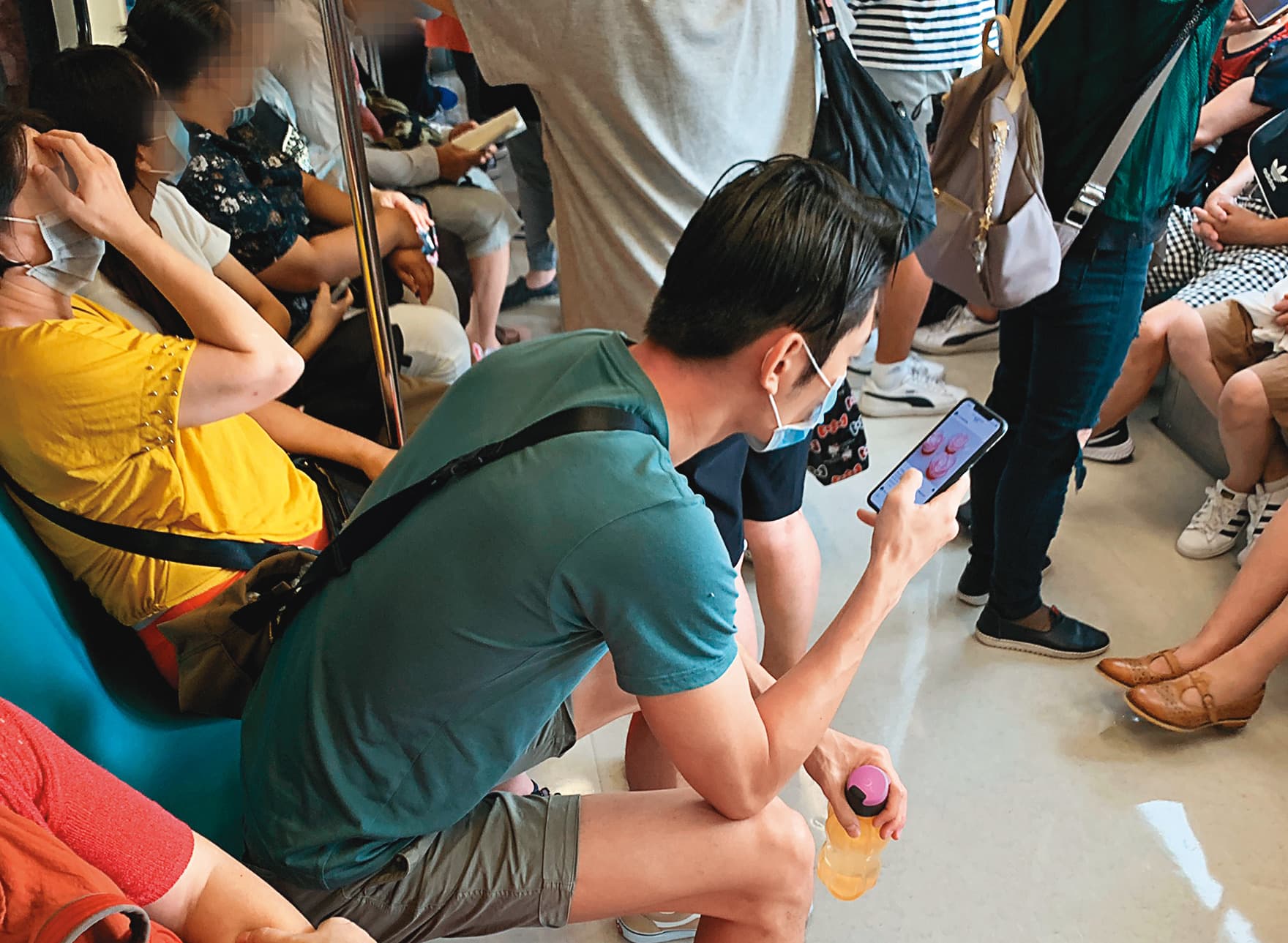 蘇熙喆坐在捷運上看著周曉涵的IG，顯得深情款款。