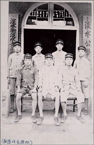 李登輝（後排左2）小學共讀了4間，最後畢業於當時為淡水公學校的淡水國小。（淡水國小提供）