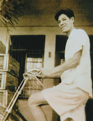 李登輝是新北市三芝人，年輕時在老家前留影。（李登輝基金會提供）