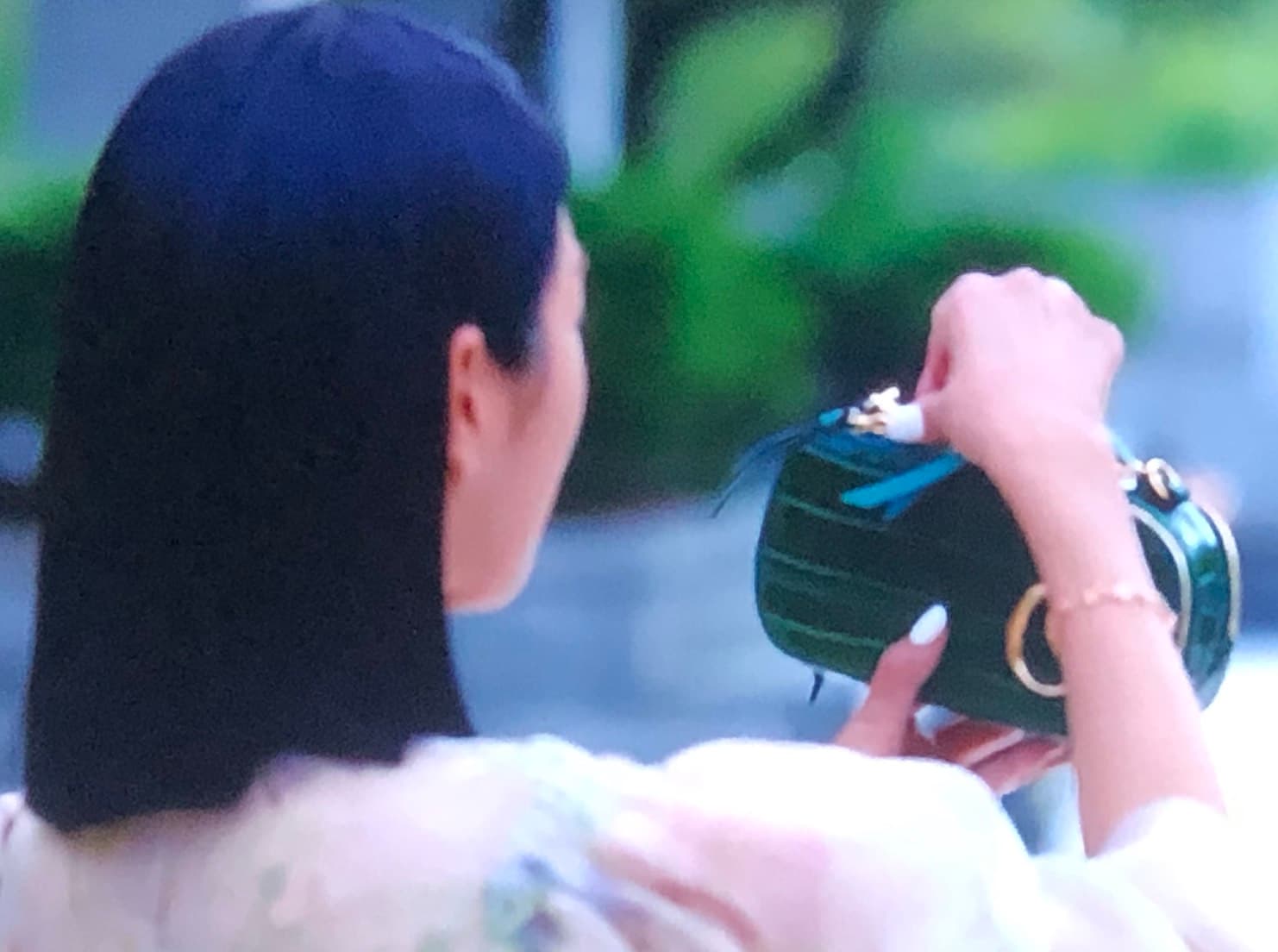 徐睿知在Chloé C綠色鱷魚皮壓紋相機包中，藏了她偷來的筆。（翻攝自NETFLIX）