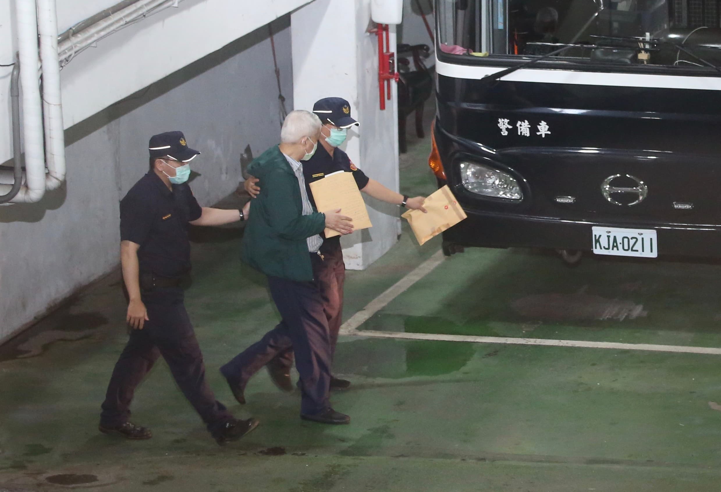 前太流公司董事長李恆隆被送上囚車。