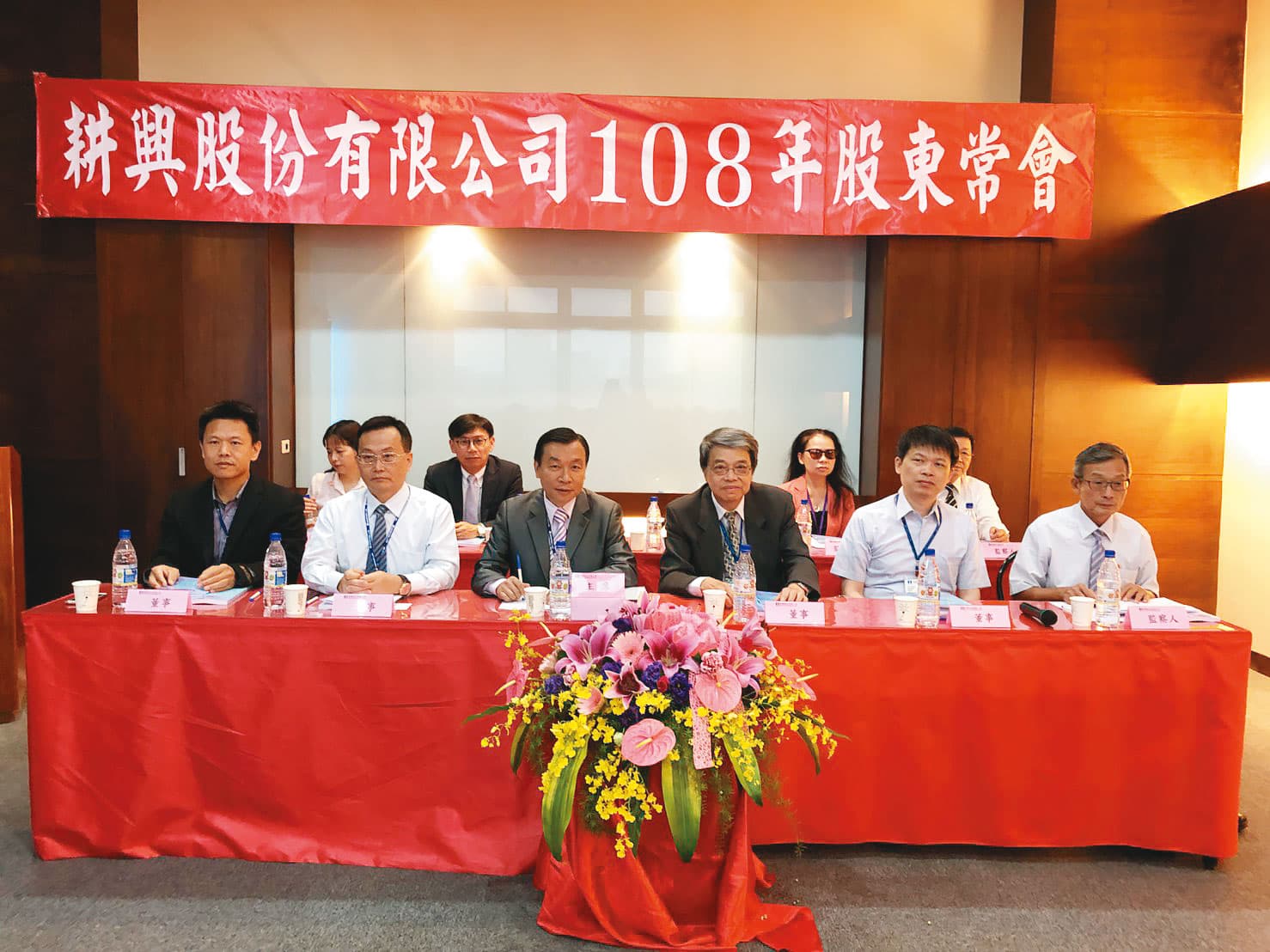 耕興董事長黃文亮（前左三）較為低調、嚴肅，王新添（前右三）善於言辭、個性隨和，2人合作創業，剛好互補。（耕興提供）