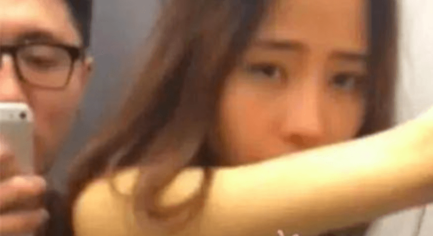 余藝是2015試衣間活春宮女主角，當時性愛影片一流出鬧得沸沸揚揚。（翻攝自微博）