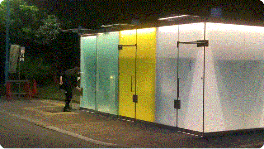 廁所在有人上鎖的狀況下時，就會從透明轉為霧狀，讓外界人士無法窺見廁所樣貌。（翻攝yukio推特）