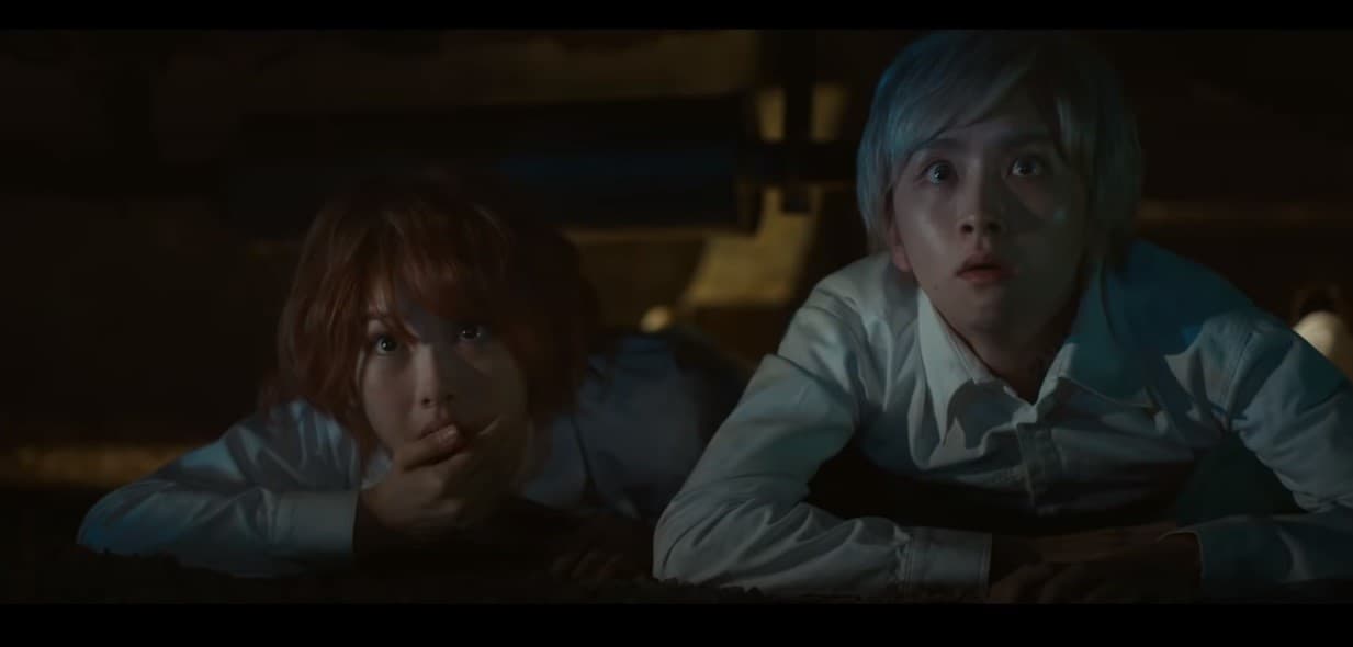濱邊美波、板垣李光人飾演孤兒院孩子艾瑪、諾曼。（翻攝YouTube頻道「東宝MOVIEチャンネル」）