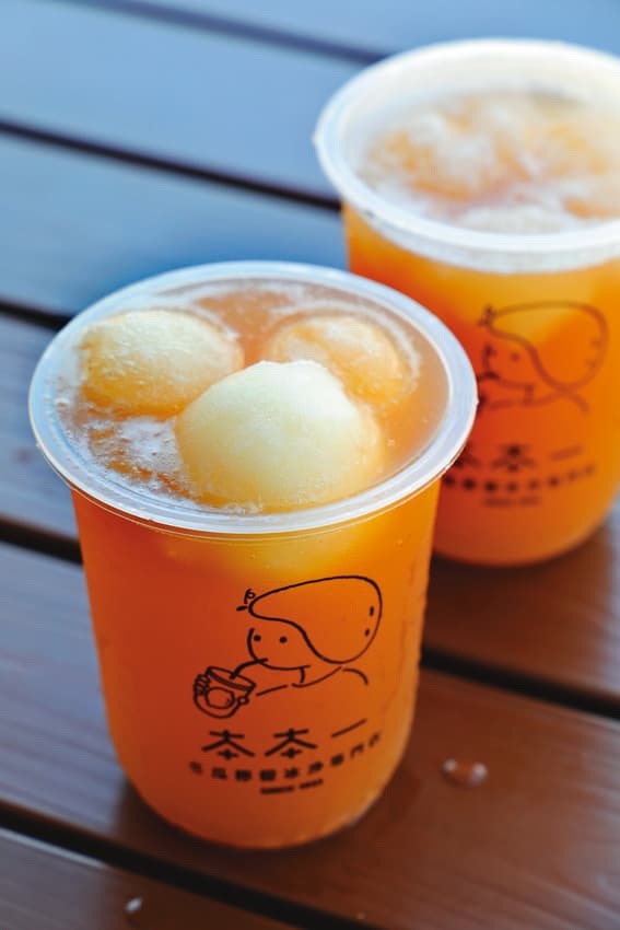 炎炎夏日，喝一杯園區賣的「大王冬瓜檸檬冰沙」立即消暑。（60元／杯）