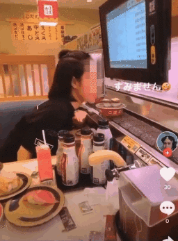 引起風波的舔壽司女性，是在日本就學的越南見習生。（翻攝《Zing News》）