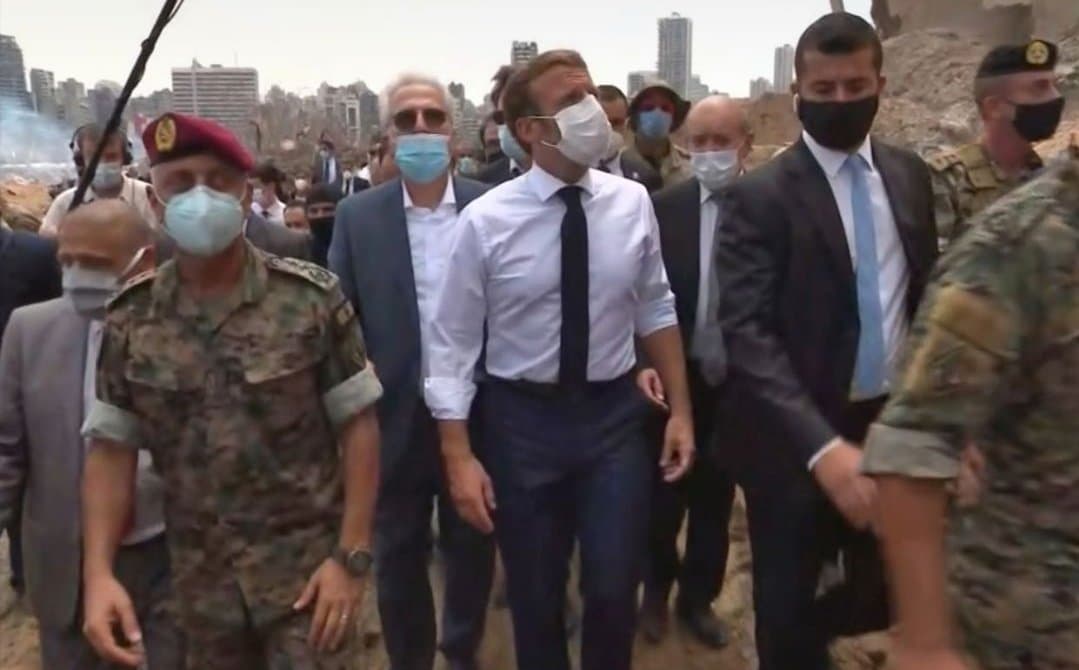 法國總統馬克宏訪視黎巴嫩受大爆炸影響的地區，被許多民眾陳情希望可以提供協助。（翻攝自推特）