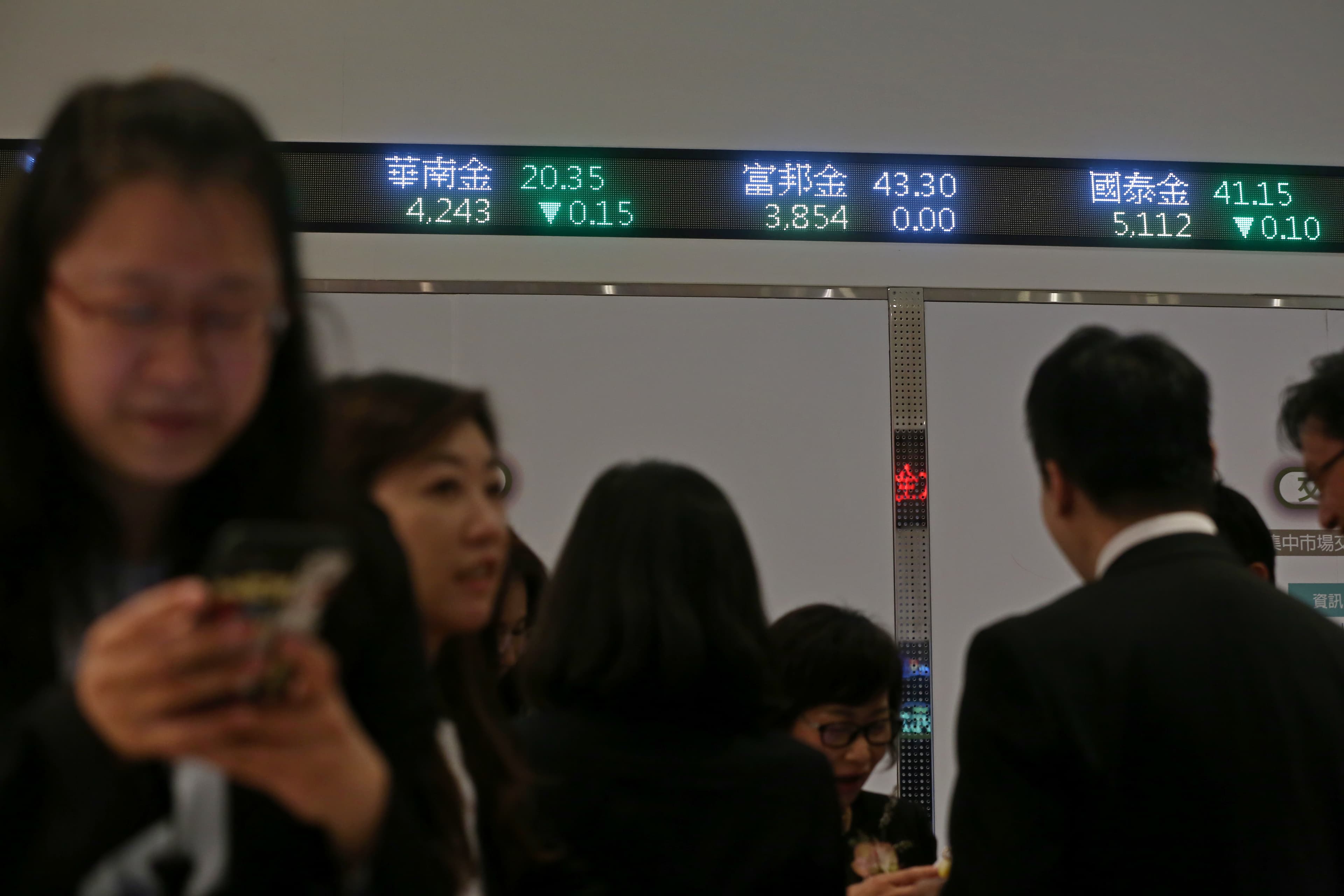 金融族群除權息大戲起跑，隨著民營金控如國泰、富邦、中信等已除權息完畢，本週緊接著換公股金控輪番上陣。（本刊資料照）