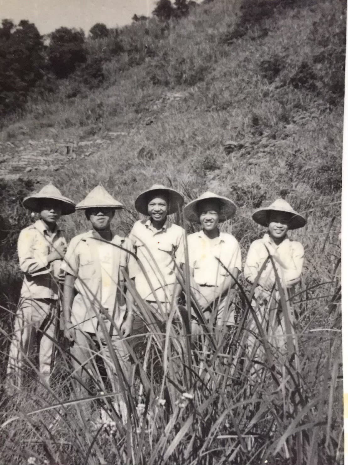 王新添 （中）是新北平溪人，小學時都是全校第一名，一畢業就被送到台北考初中。（王新添提供）
