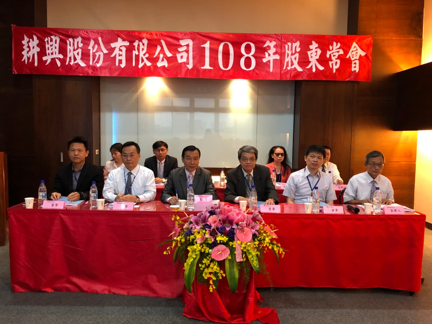 耕興董事長黃文亮（左三）較為低調、嚴肅，王新添（右三）善於言辭、個性隨和，二人合作創業，剛好互補。（耕興提供）