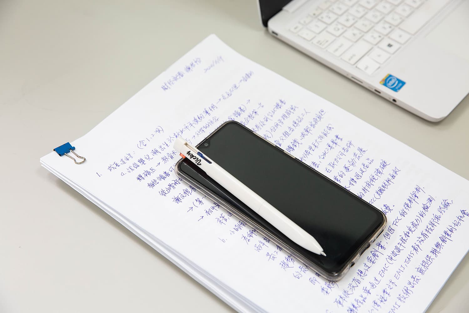 王新添做事嚴、細心，訪問前依著訪問綱手寫答案，密密麻麻寫了7頁。