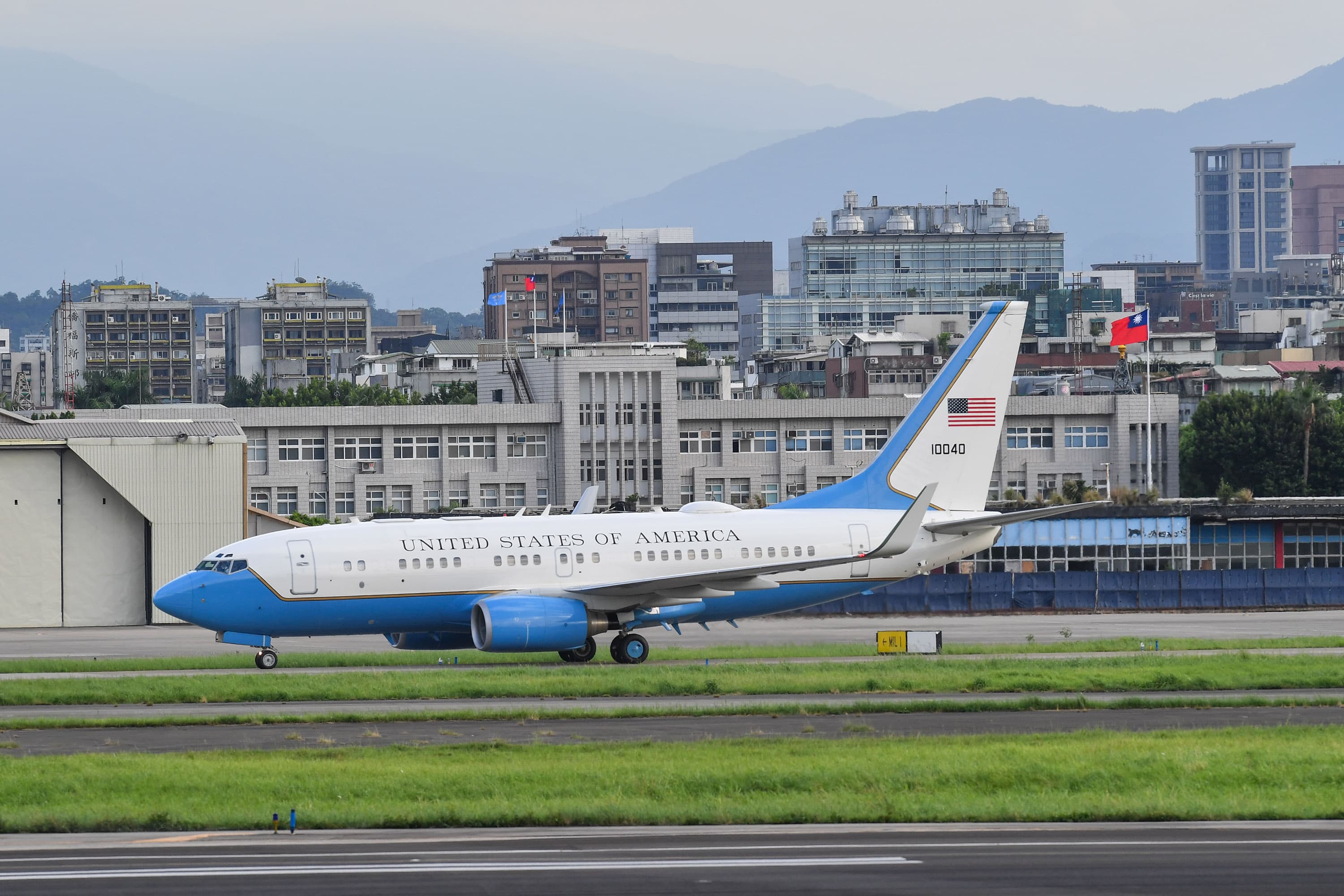 美國衛生部長艾薩乘坐機身漆有美國國旗的空軍C-40B行政專機抵台。（中央社提供）