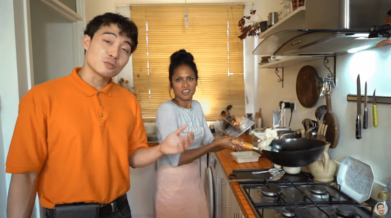 帕提爾想要耍帥「甩鍋」，卻把飯甩得到處都是。（翻攝自mrnigelng YouTube）