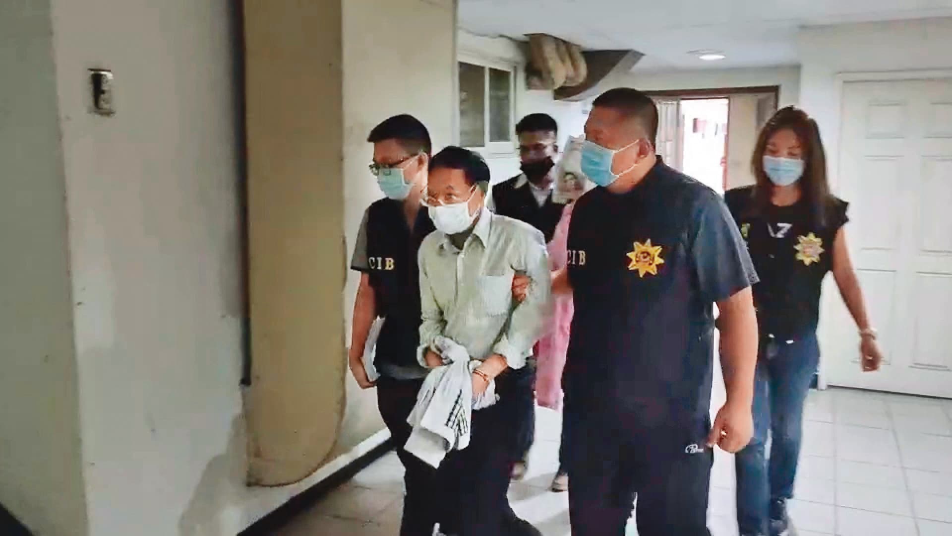 今年6月16日，徐浩城（左2）被檢警無預警上門、逮捕收押，至高無上的「師父」頓時成了狼狽的階下囚。（讀者提供）