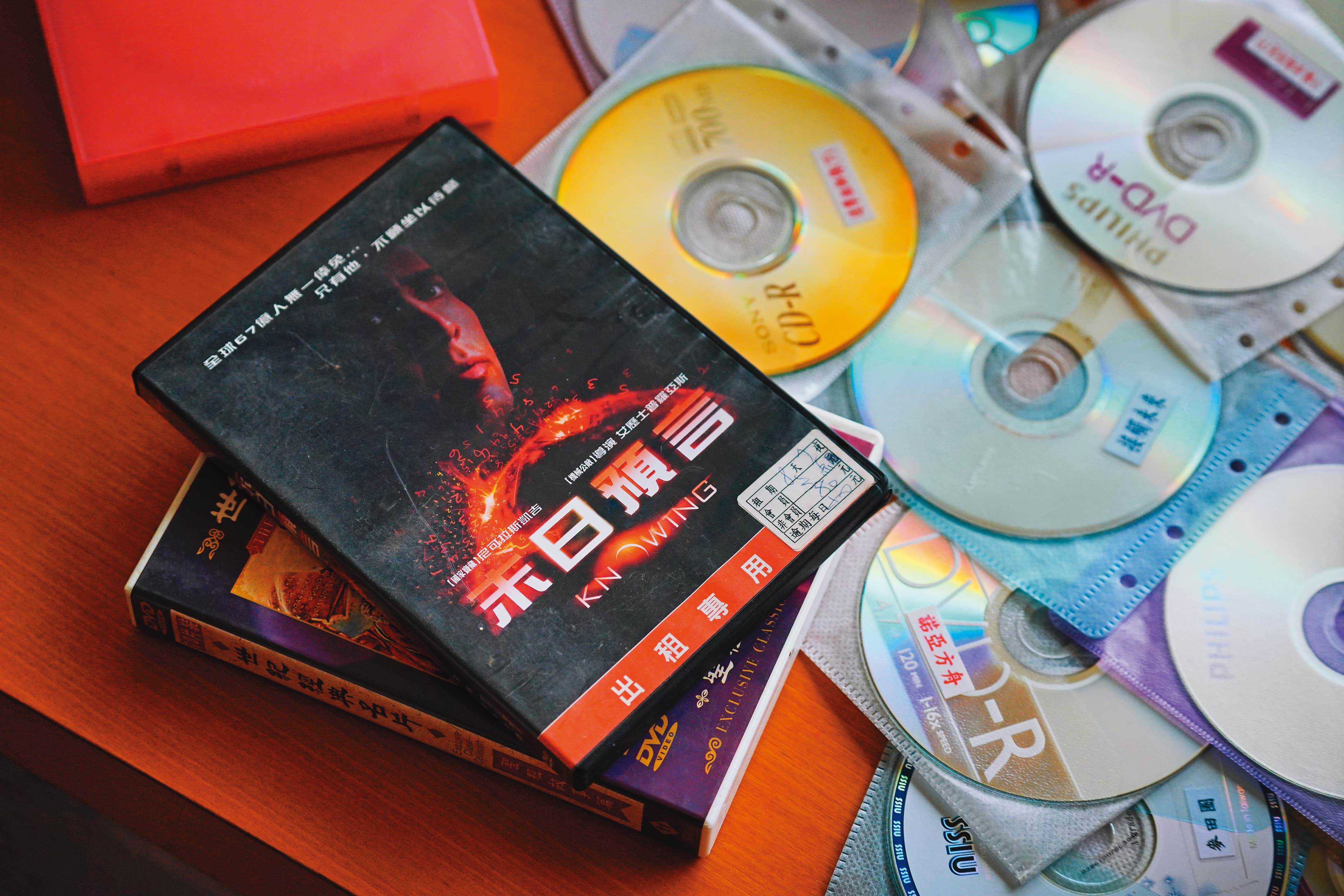 師父禁止信徒去電影院，卻要求信徒去看2009年上映的電影《末日預言》，並說2012年的世界末日場景會和電影一模一樣。張士嘉回憶，我們華興的信徒曾一個禮拜包場去看3、4次。