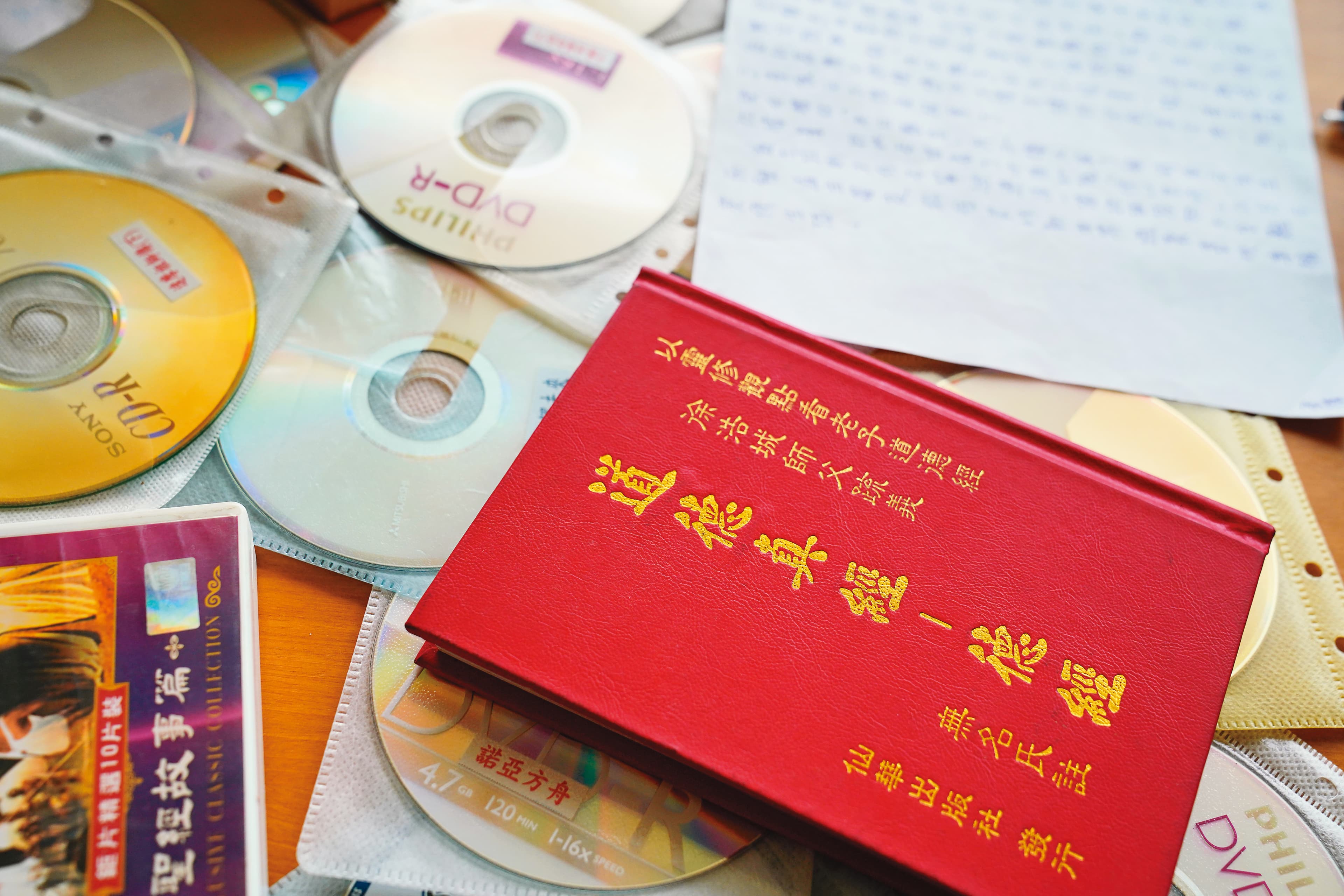 徐浩城出版數十本以徐浩城之名撰寫的靈修書籍，灌輸師父教理，信徒閱讀後有洗腦的效果。