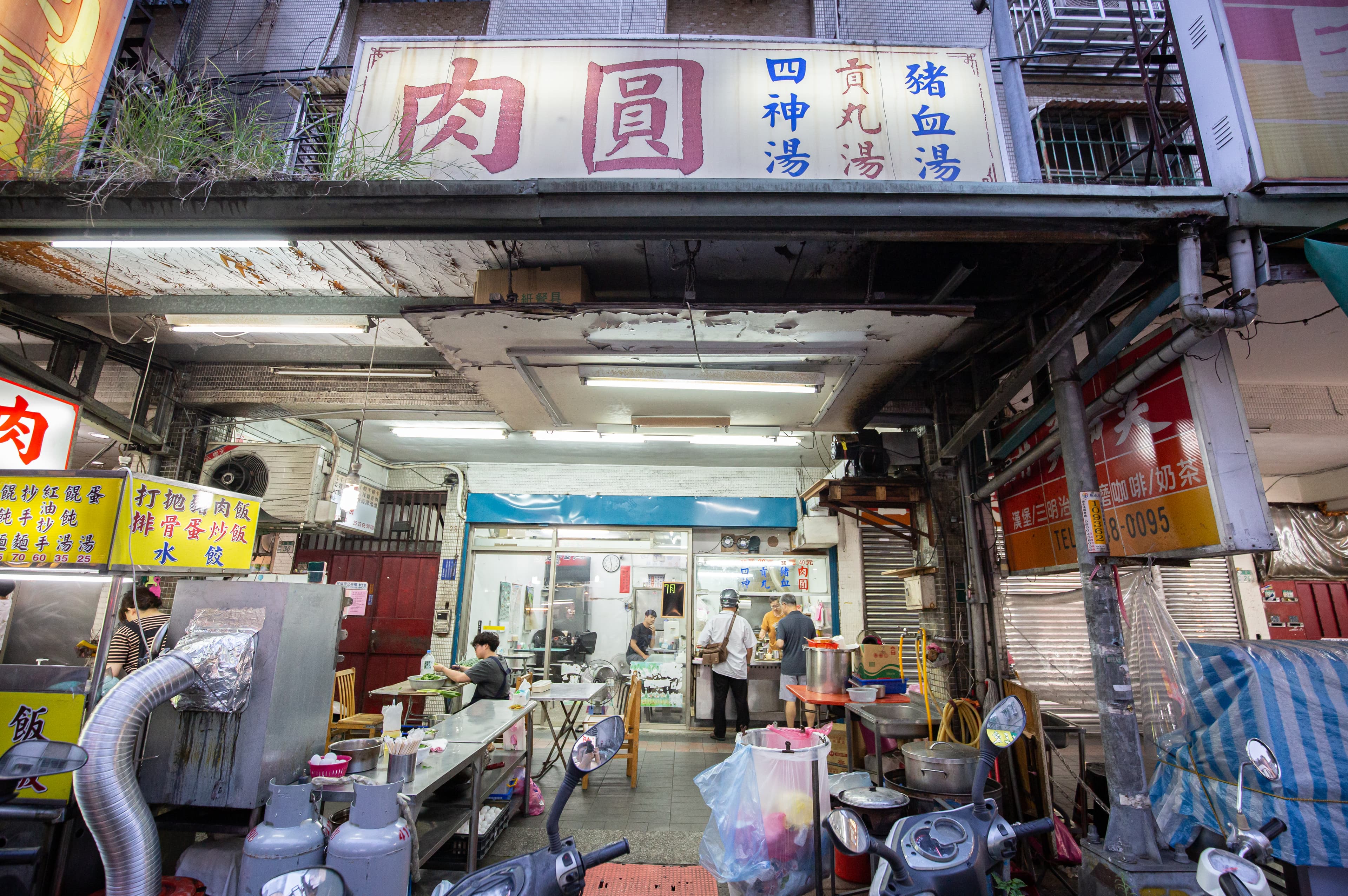 開業近40年的「民生路肉圓」，是整條街最資深的老店。