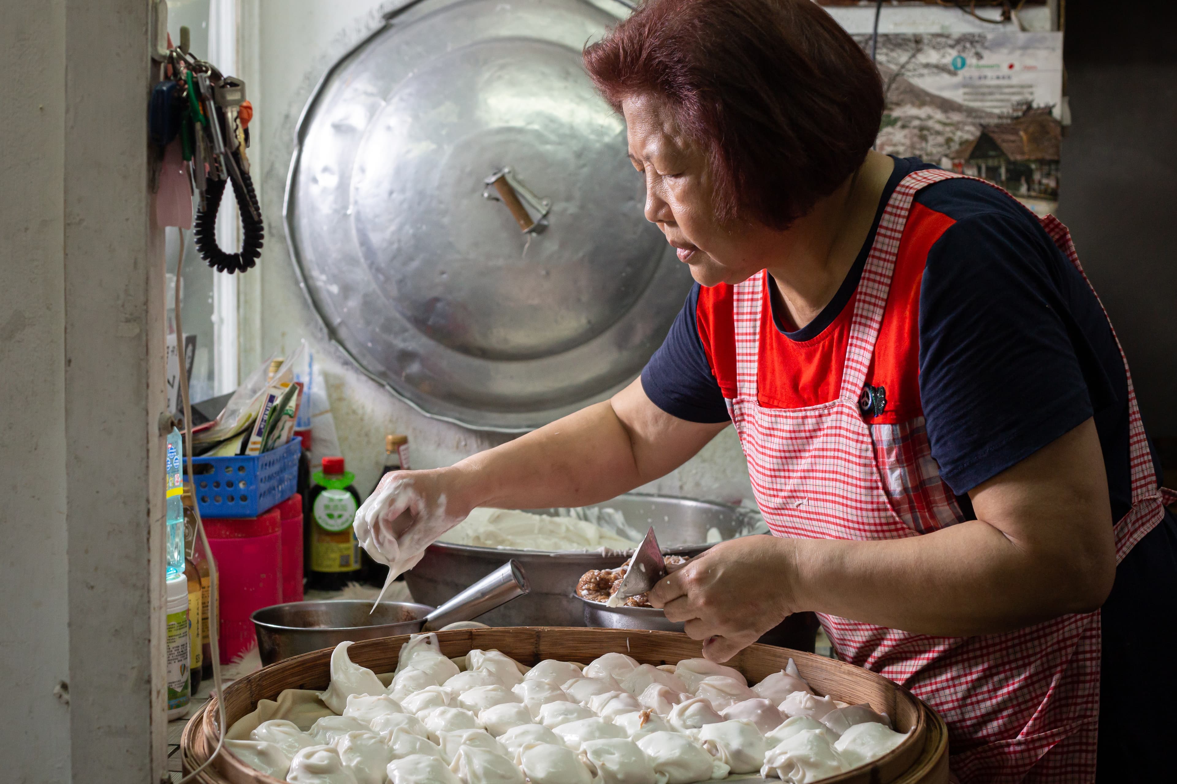 每天至少要製作700粒肉圓，讓老闆娘的手指幾乎都動過板機指手術。