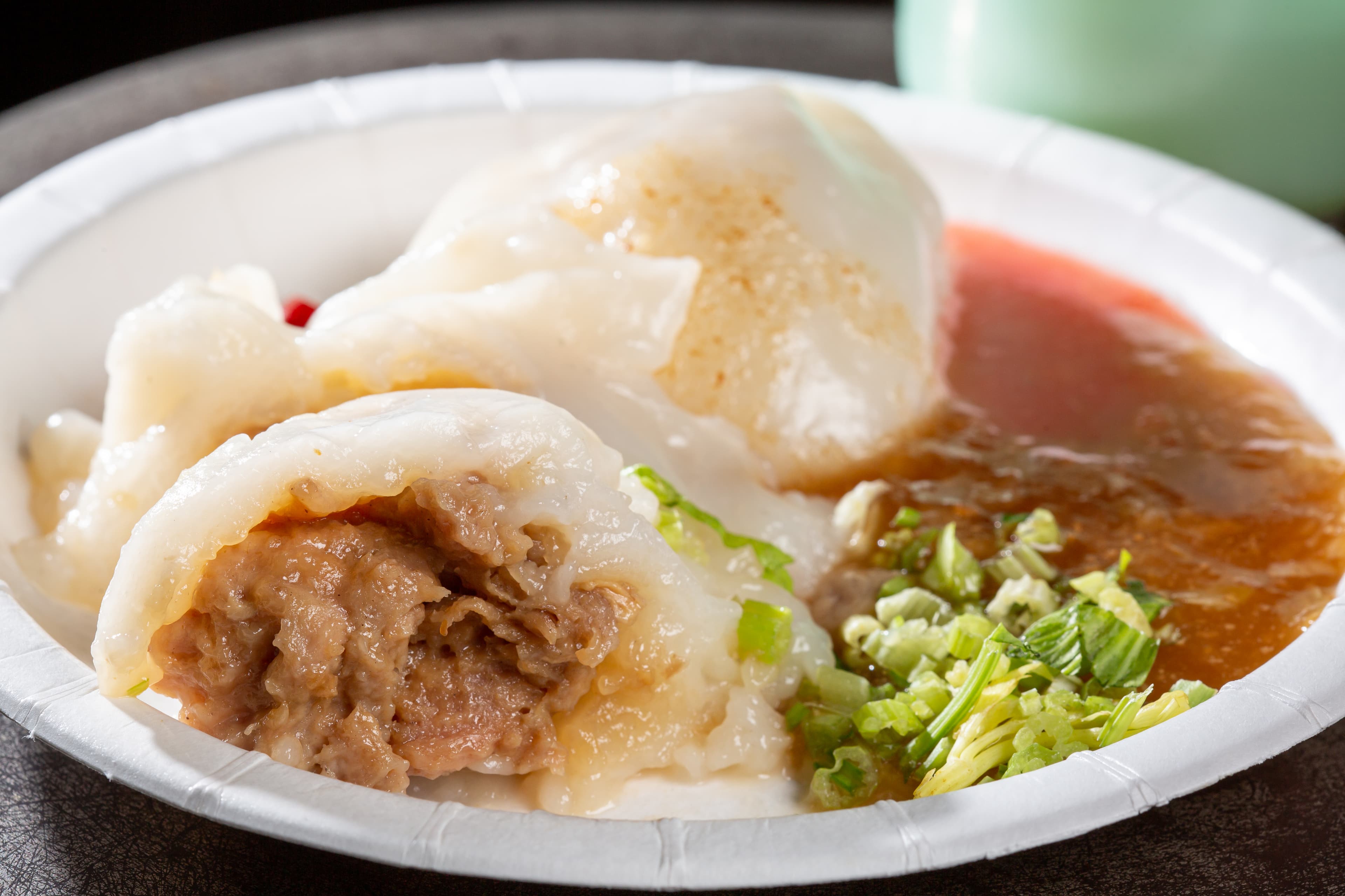「肉圓」外皮軟彈，肉餡鹹香鮮嫩，2種醬汁一甜一鹹，加點蒜泥和朝天椒醬油，味道更豐富。（40元／2粒）