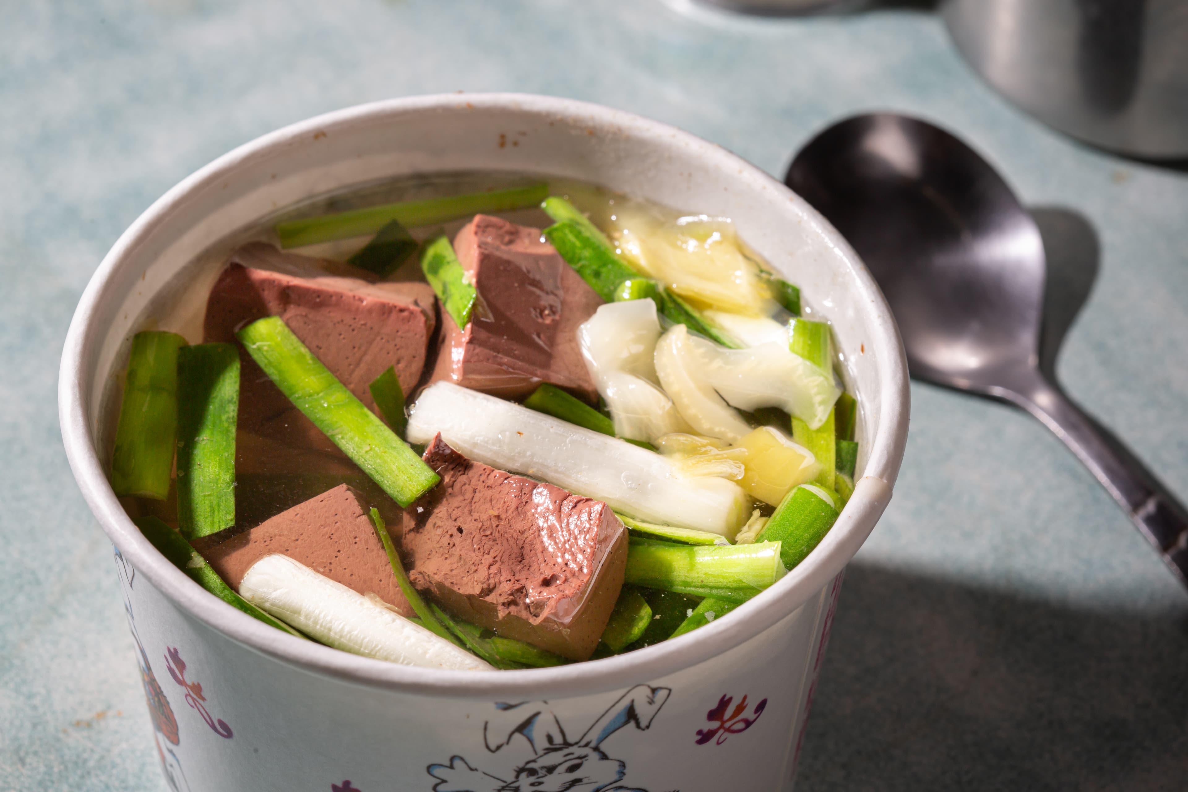 「豬血湯」喝得到韭菜香、大骨湯頭的甜味與酸菜的酸香，豬血像豆腐般軟嫩，味道潔淨。（30元／碗）