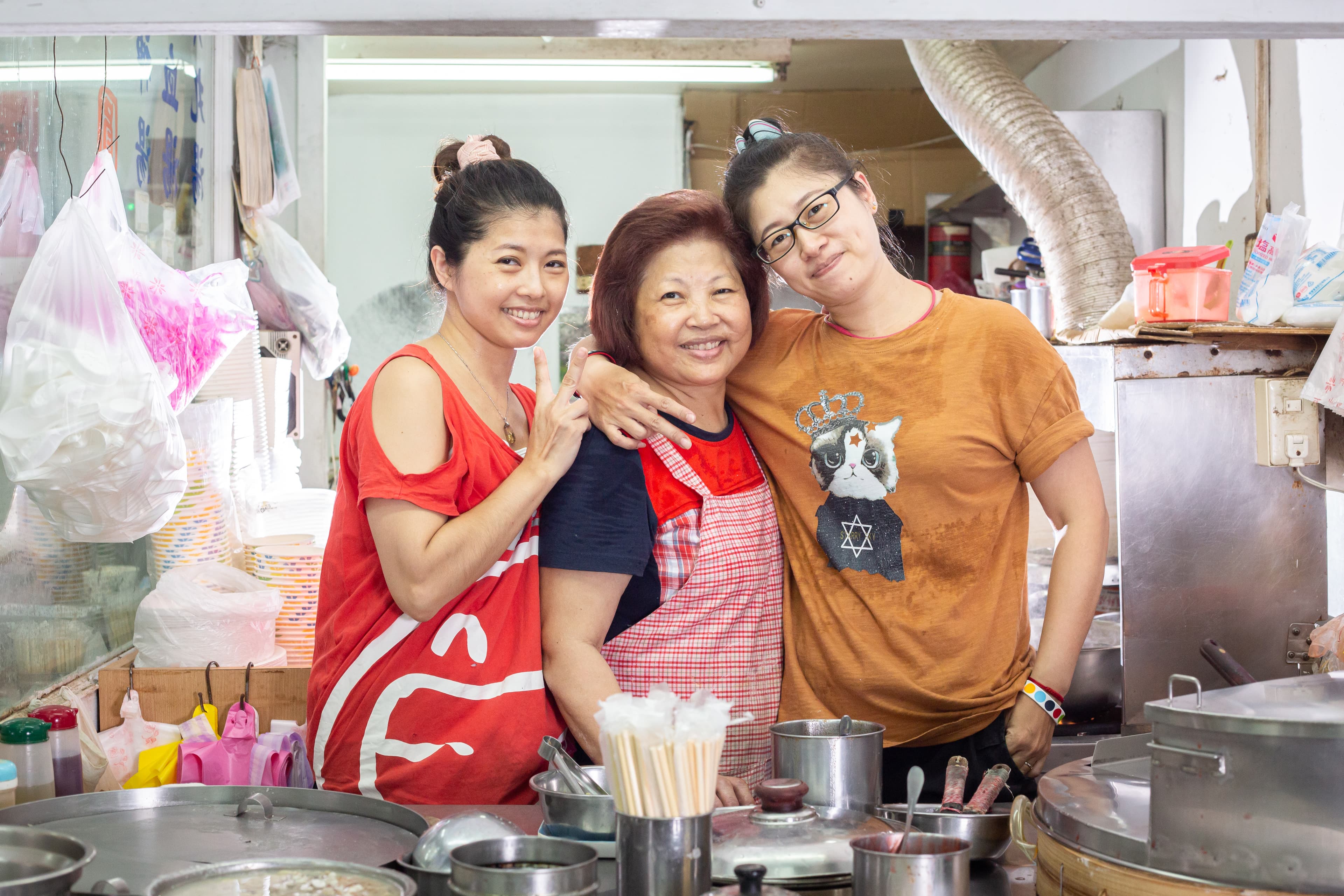 老闆娘廖太太（中）的兩個女兒，從小帶肉圓當午餐便當，至今還是很愛吃媽媽做的肉圓。